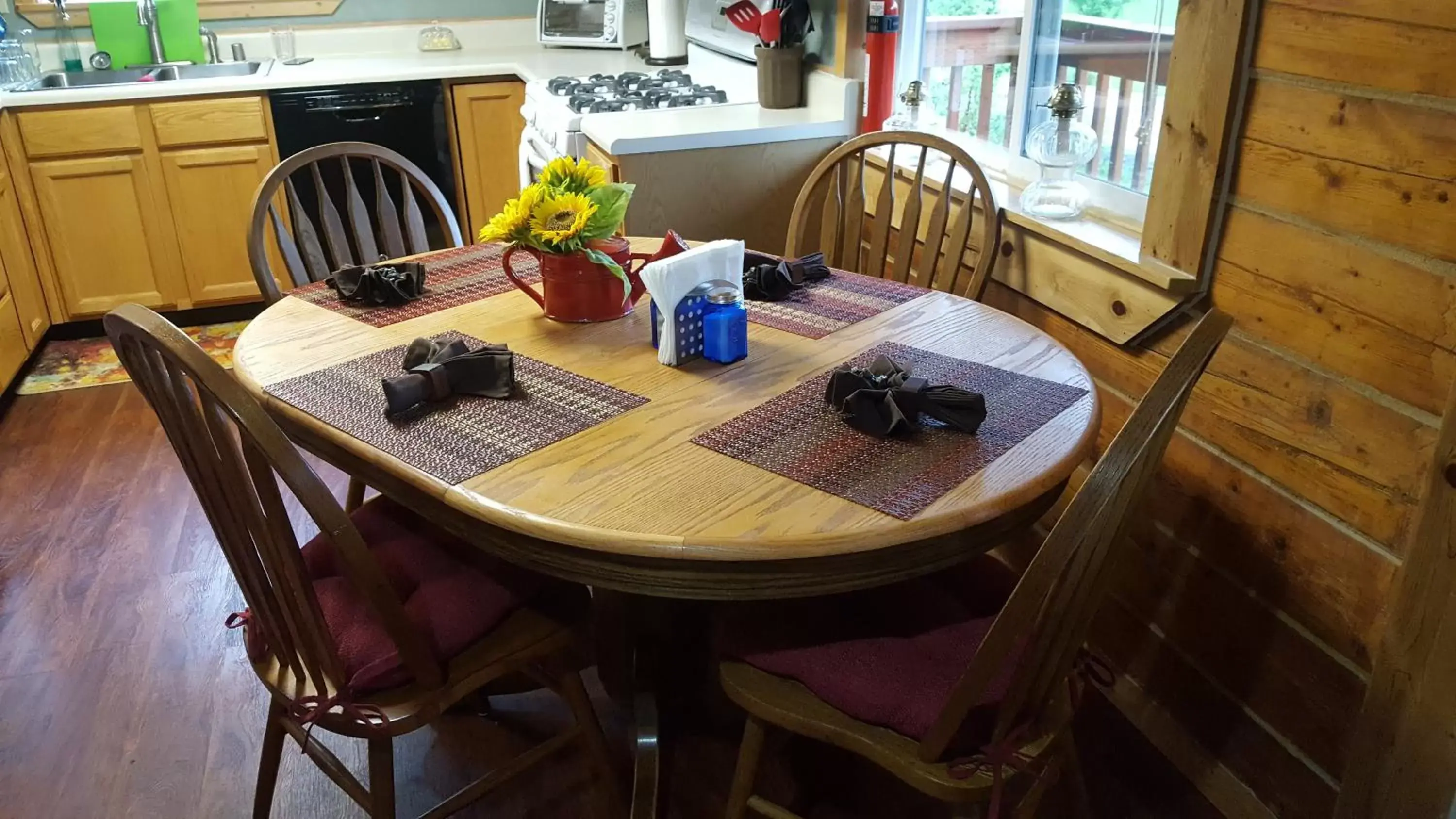 Kitchen or kitchenette, Dining Area in Southern Bluff Bed & Breakfast