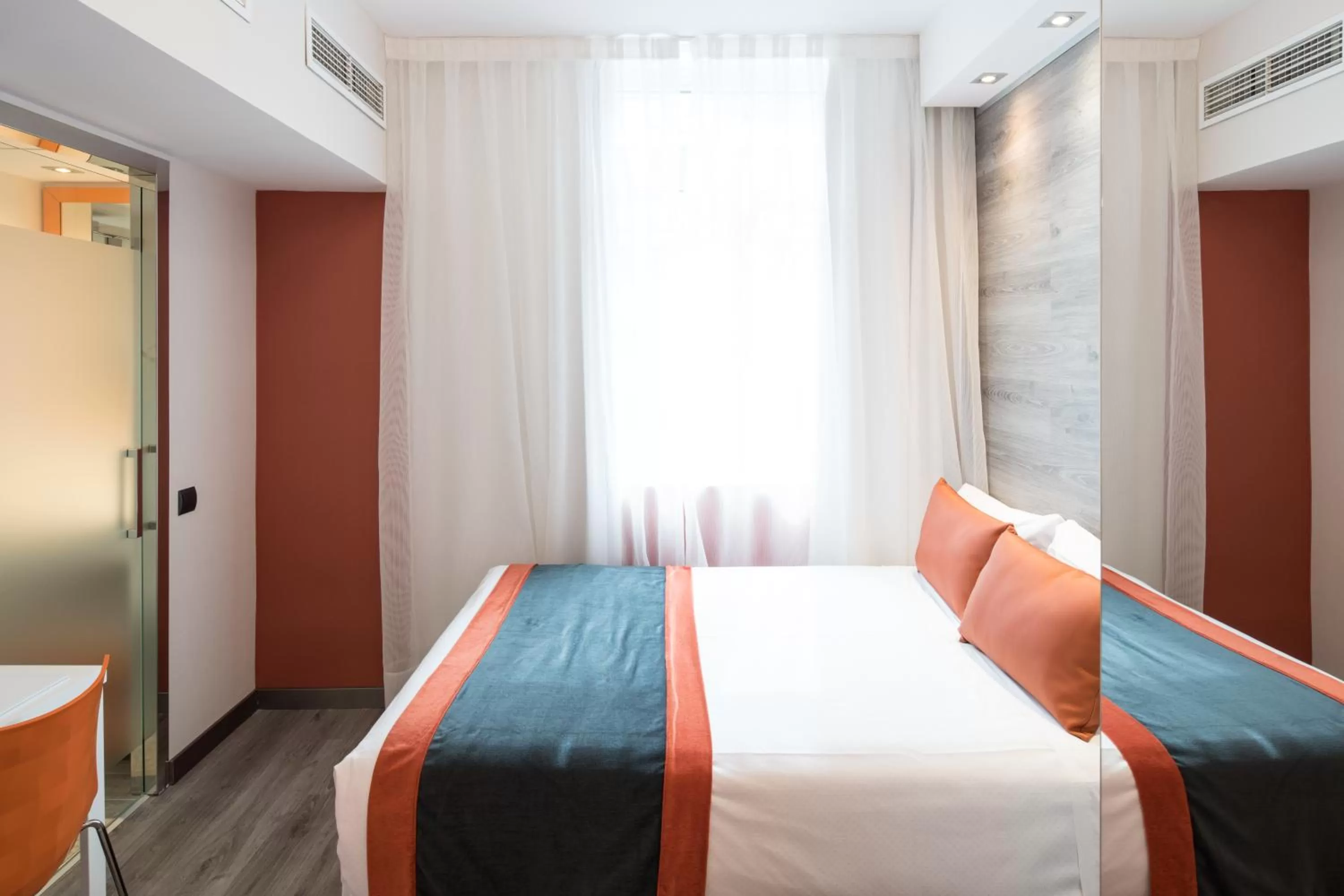 Photo of the whole room, Bed in Catalonia Mikado