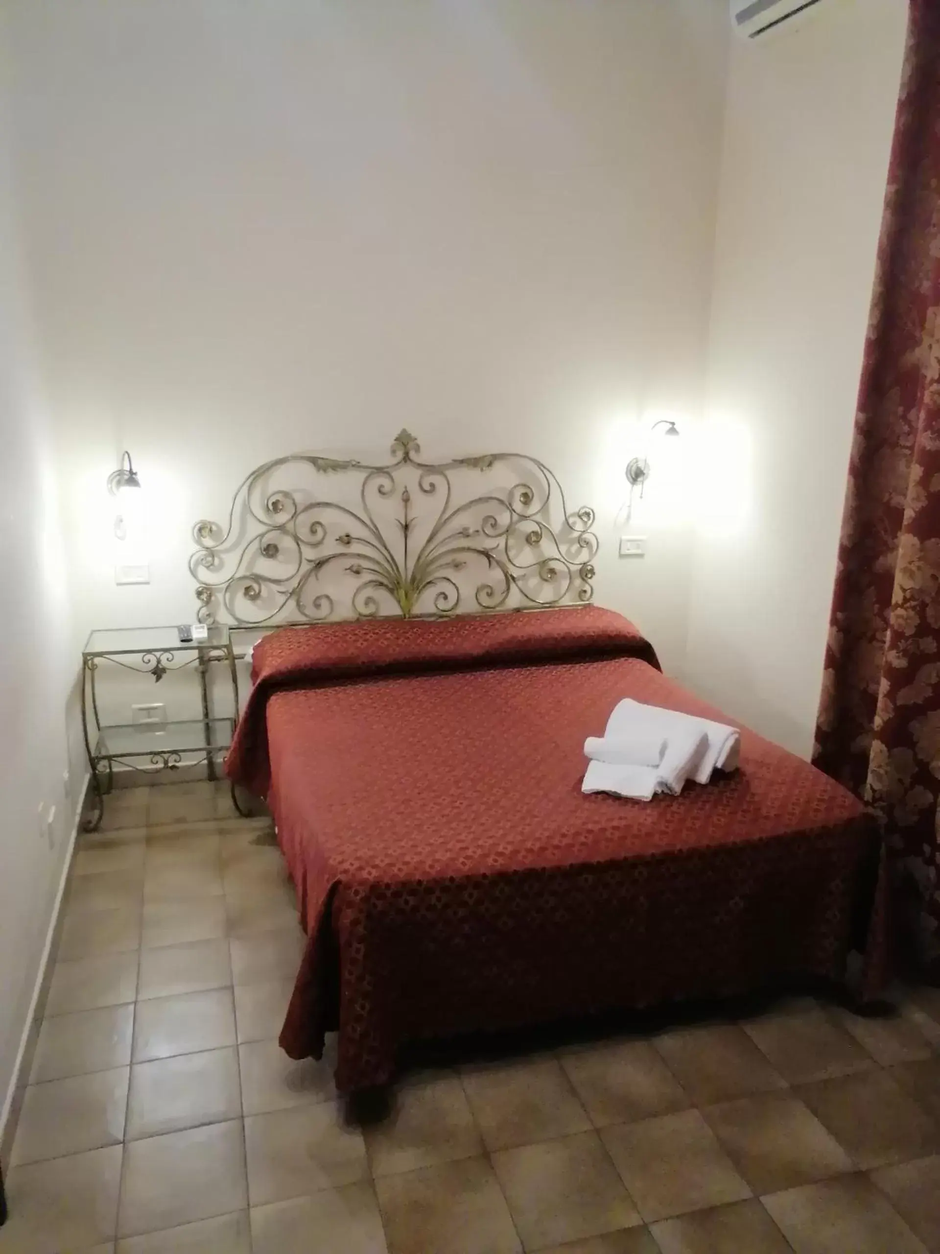 Bed in hotel de rossi