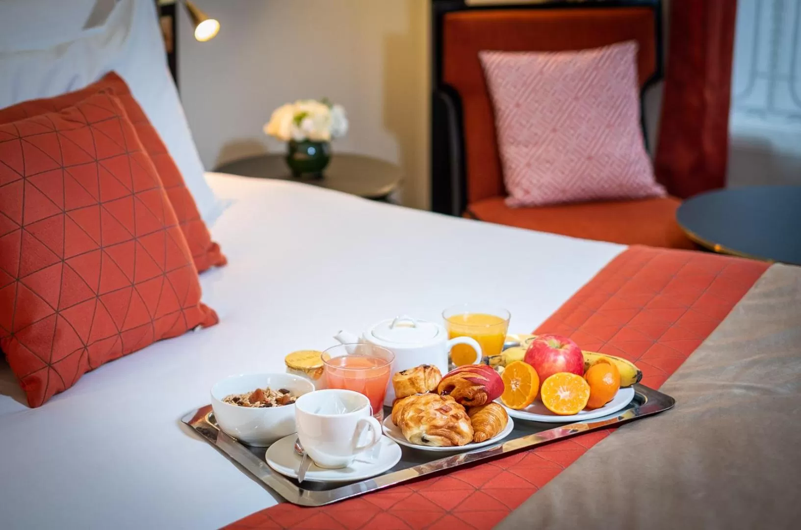 Food and drinks, Bed in Hôtel Le Marquis by Inwood Hotels