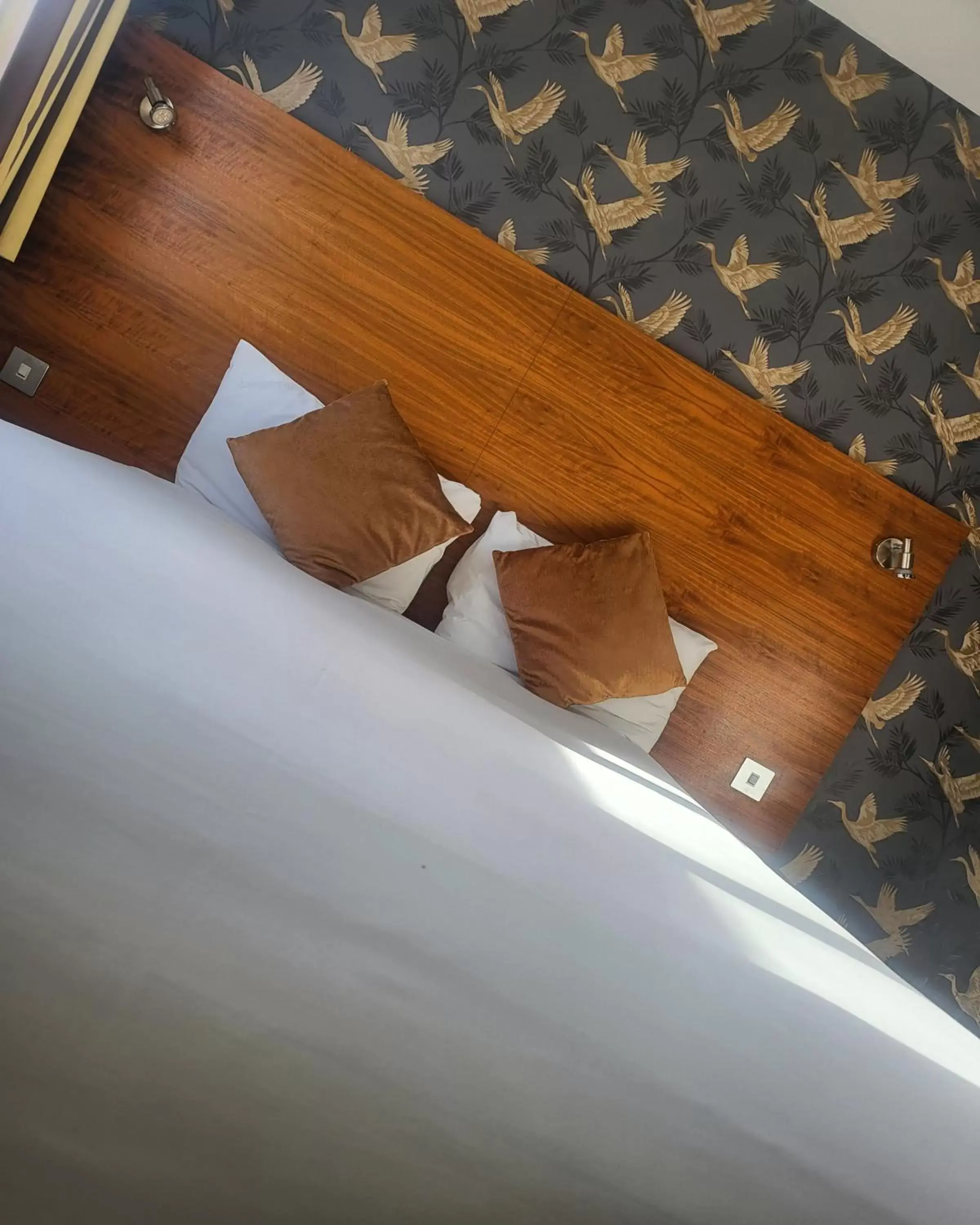 Bed in Stockwood Hotel - Luton Airport