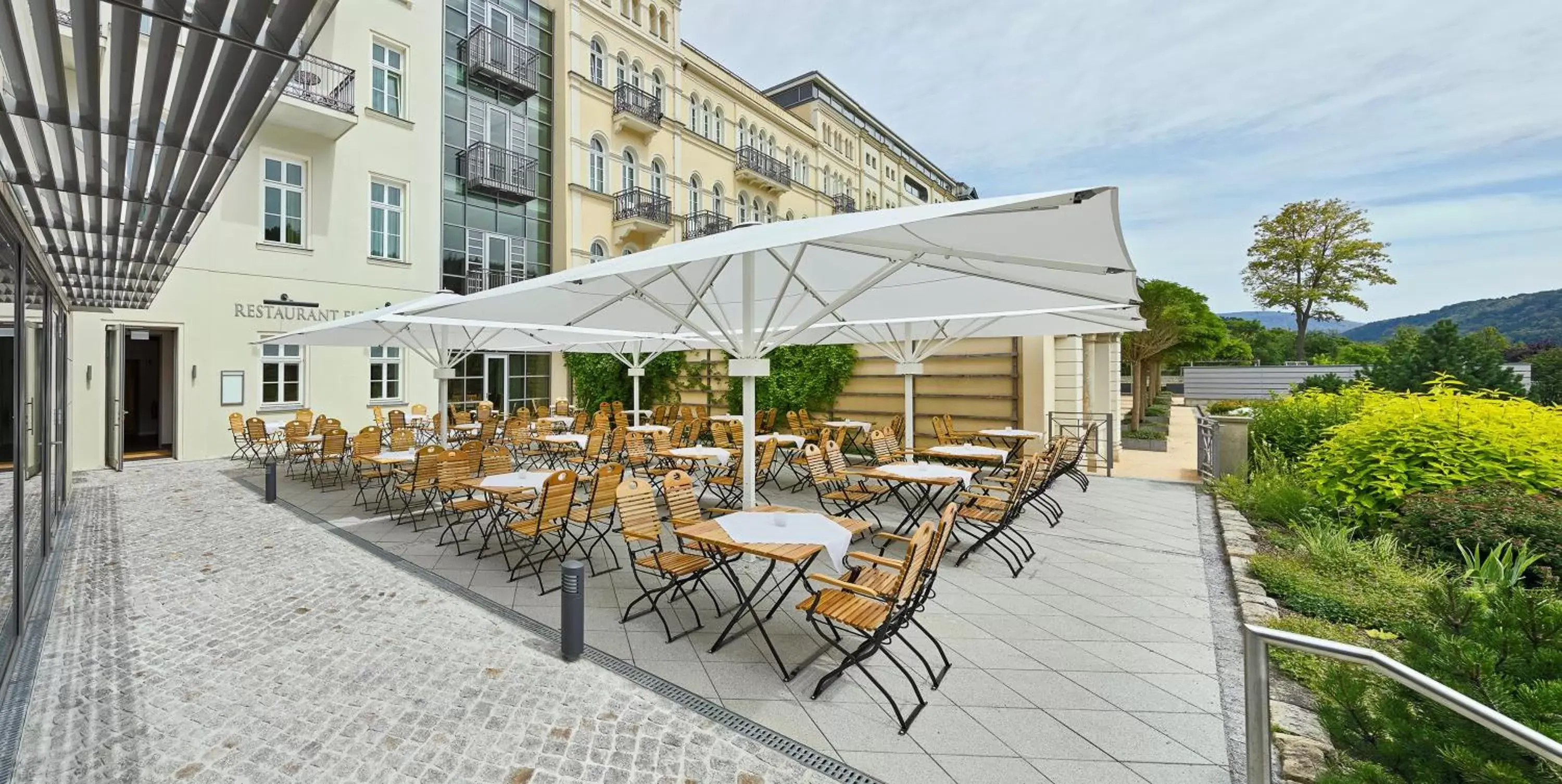 Patio, Property Building in Hotel Elbresidenz an der Therme