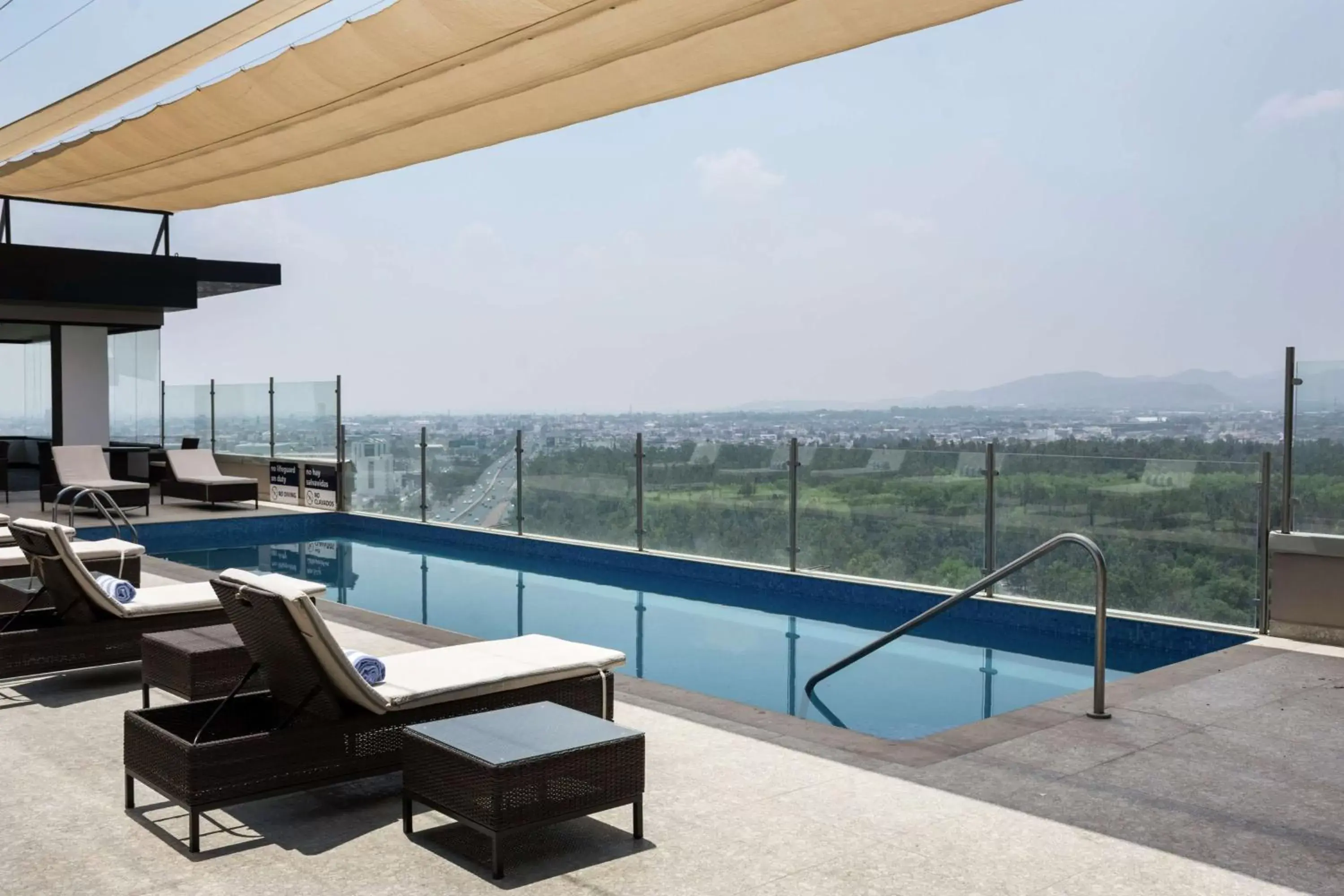 Photo of the whole room, Swimming Pool in Hampton Inn By Hilton San Luis Potosi