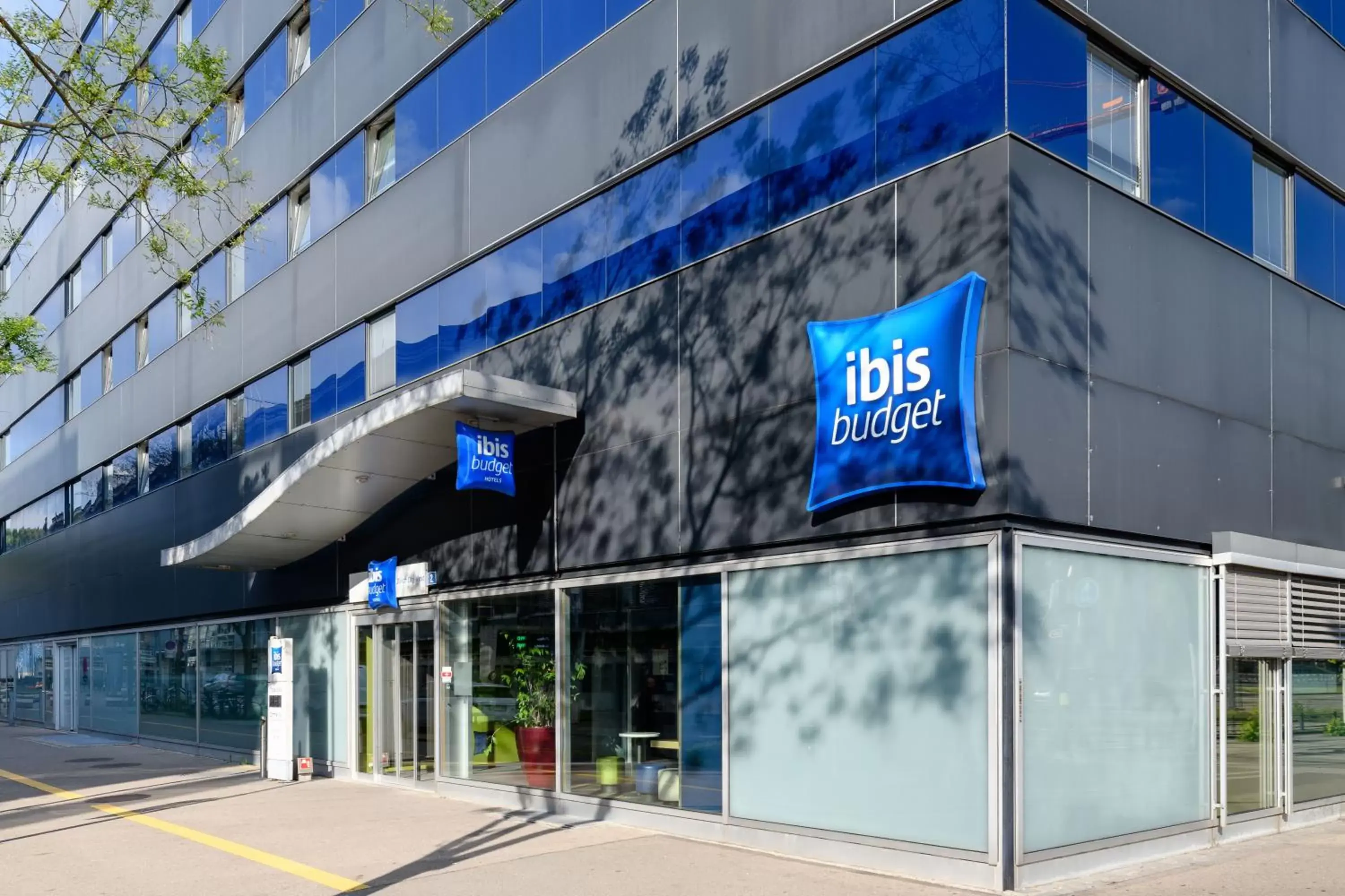 Facade/entrance in ibis budget Zurich City West Facade/entrance in ibis budget Zurich City West