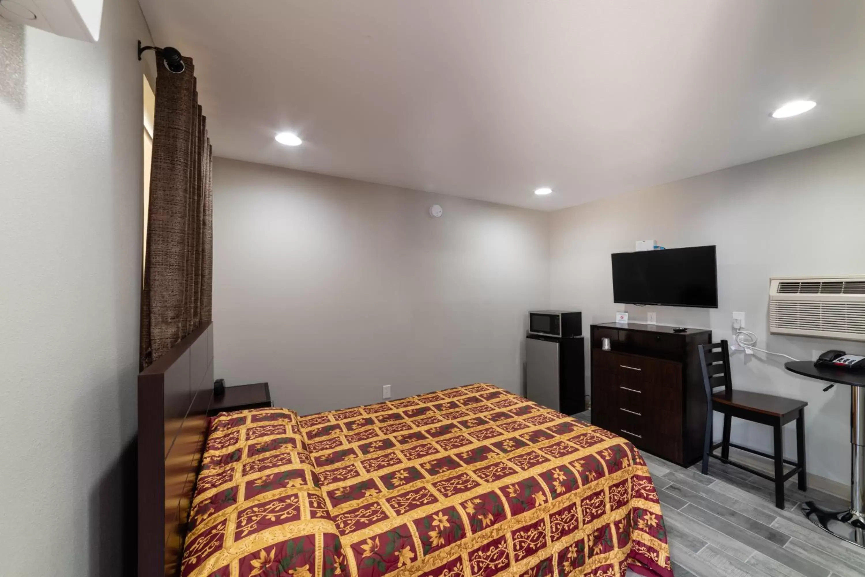 TV and multimedia, Bed in Budget Inn & Suites Baton Rouge
