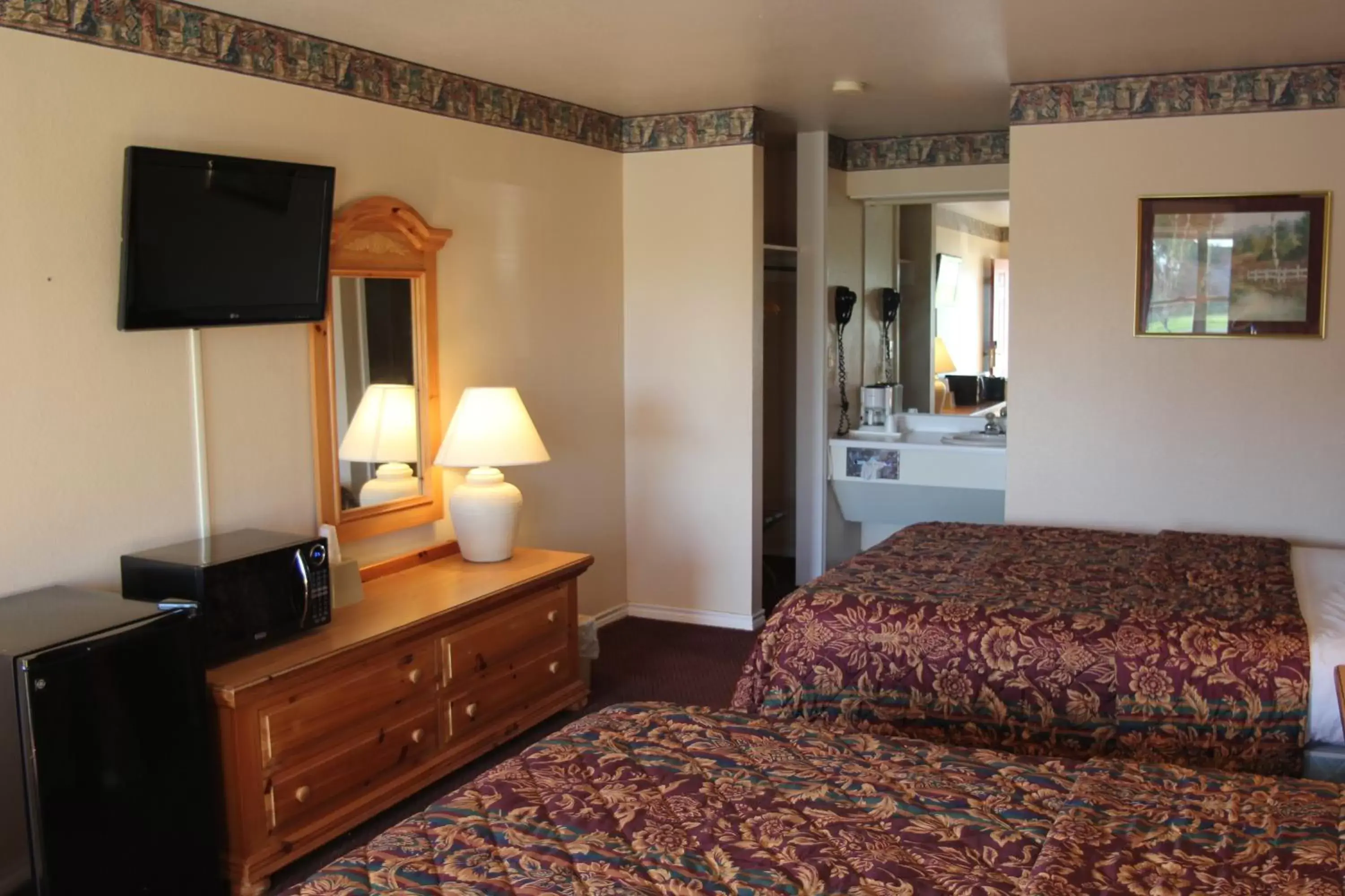 Photo of the whole room, Room Photo in Lakeside Inn & Suites