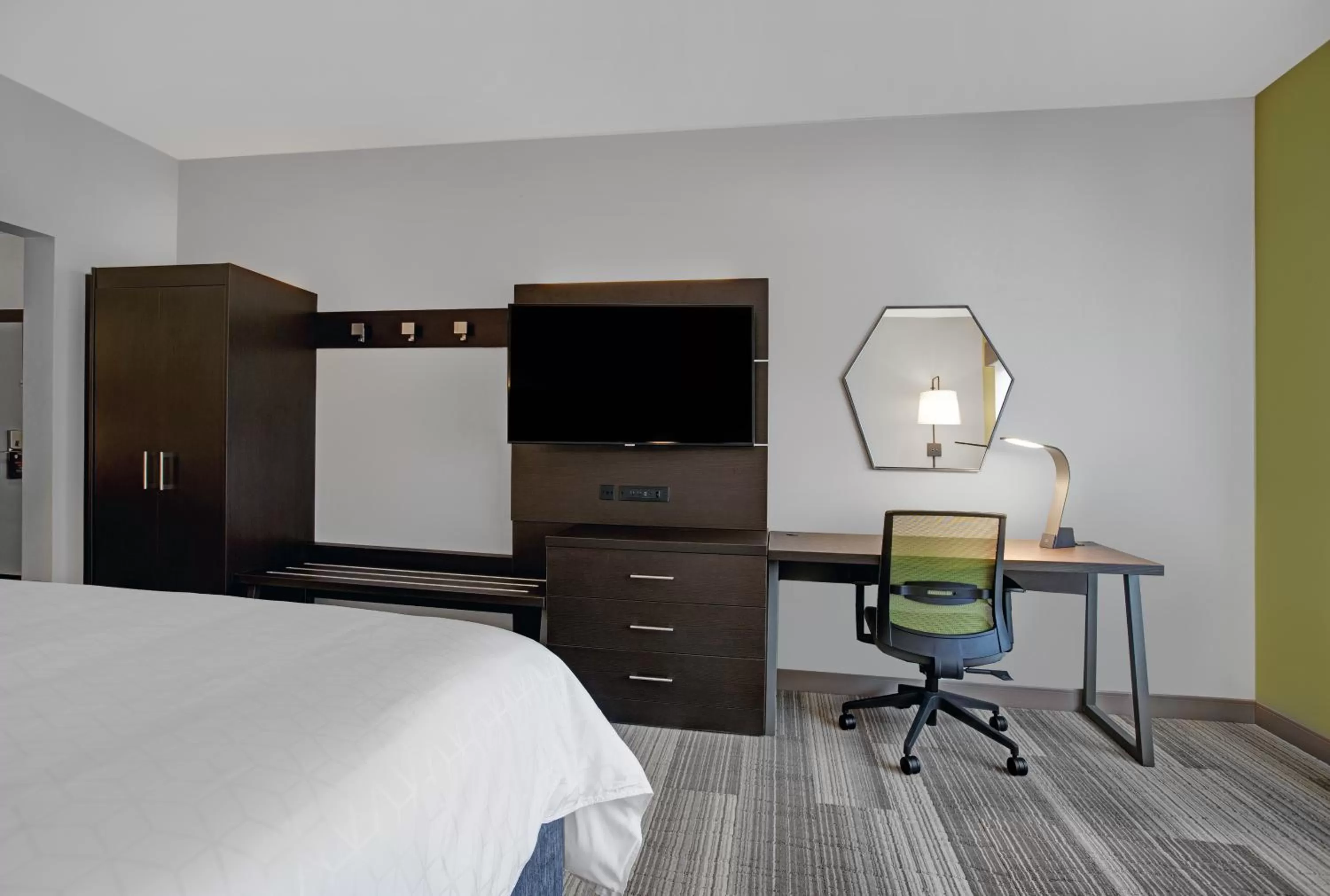 Photo of the whole room, Bed in Holiday Inn Express - Milwaukee Downtown by IHG