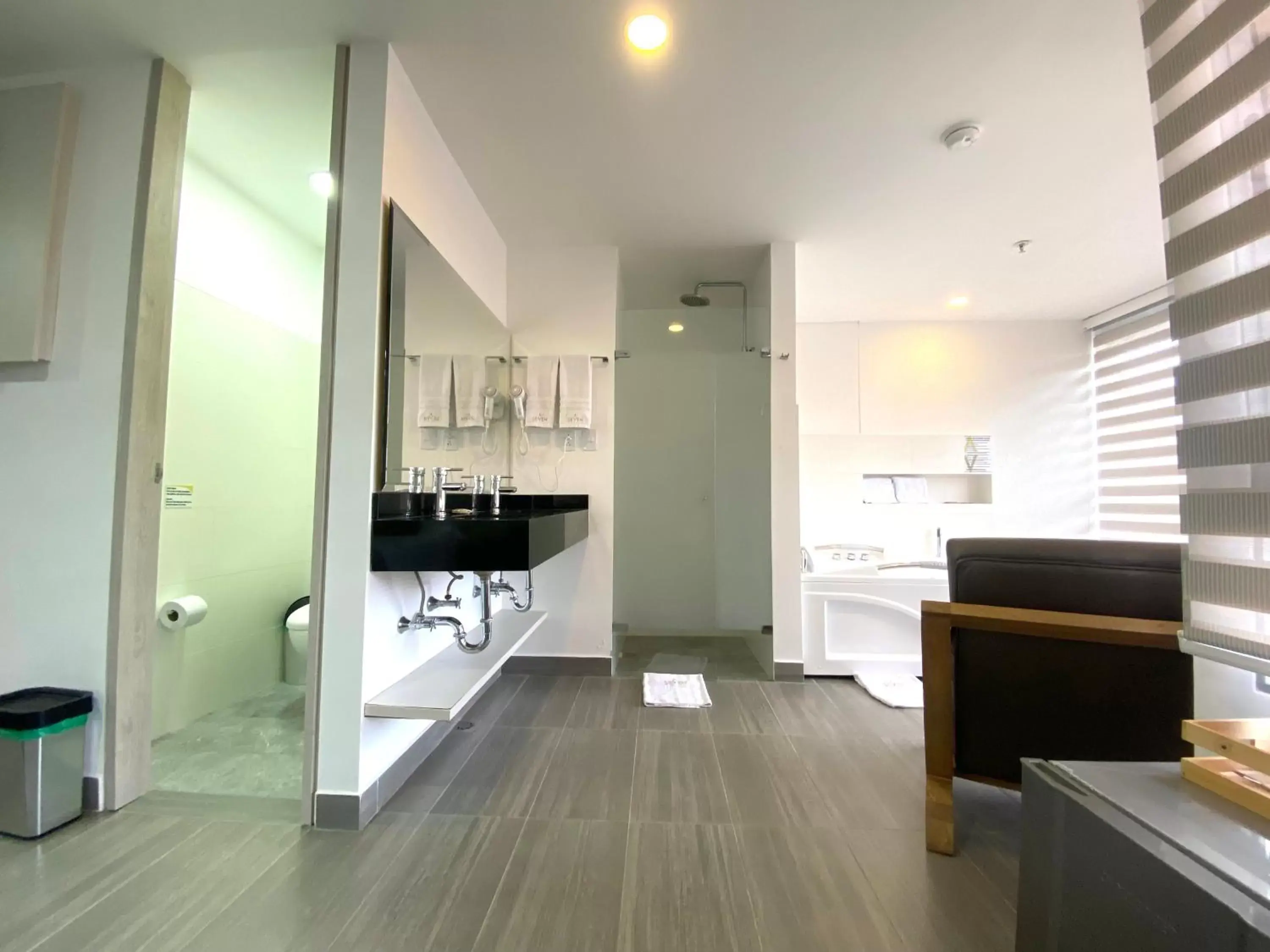 Seating area, Kitchen/Kitchenette in Seven Inn Hotel