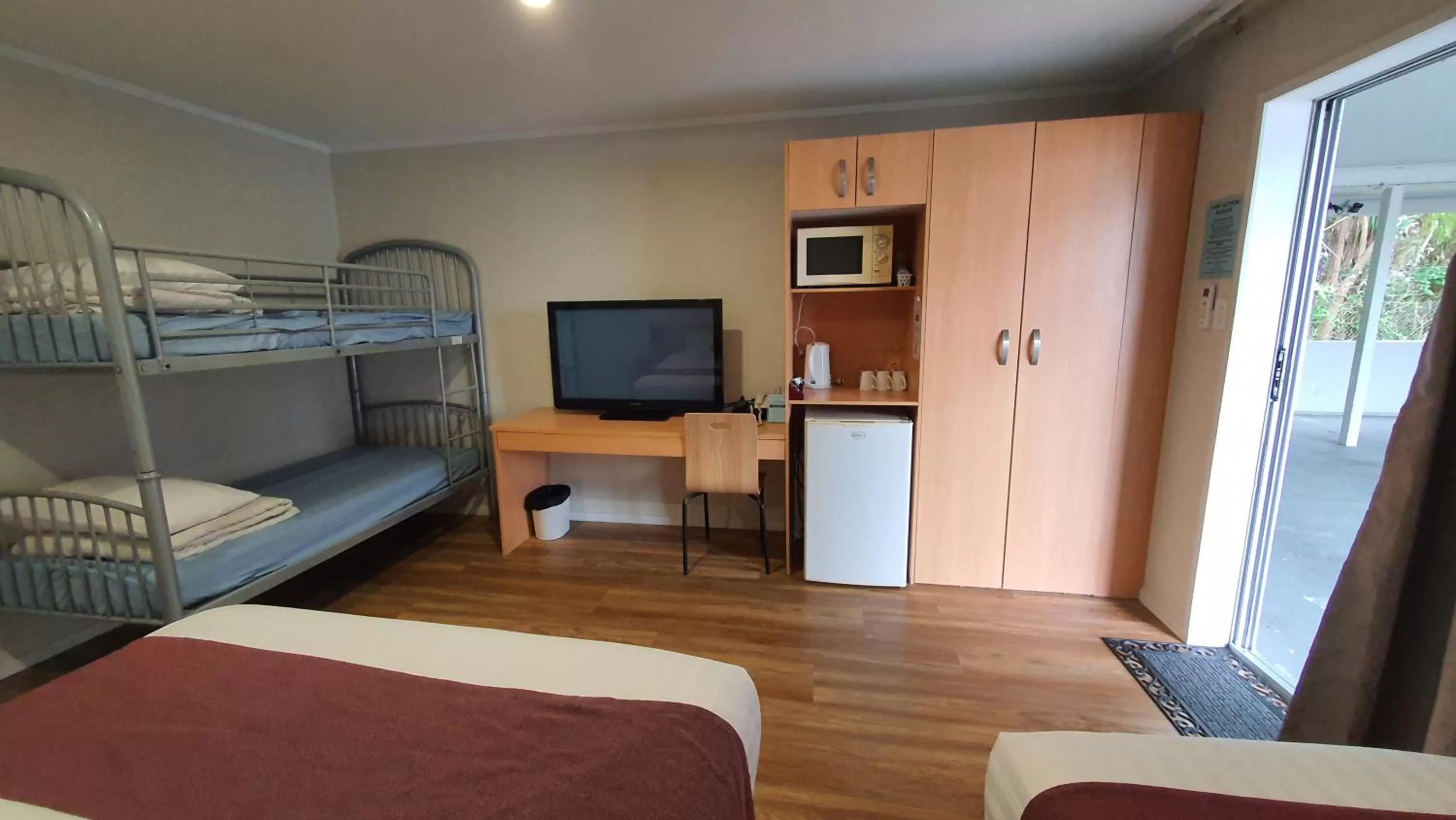 Decorative detail, Bed in Ocean Inn Motel