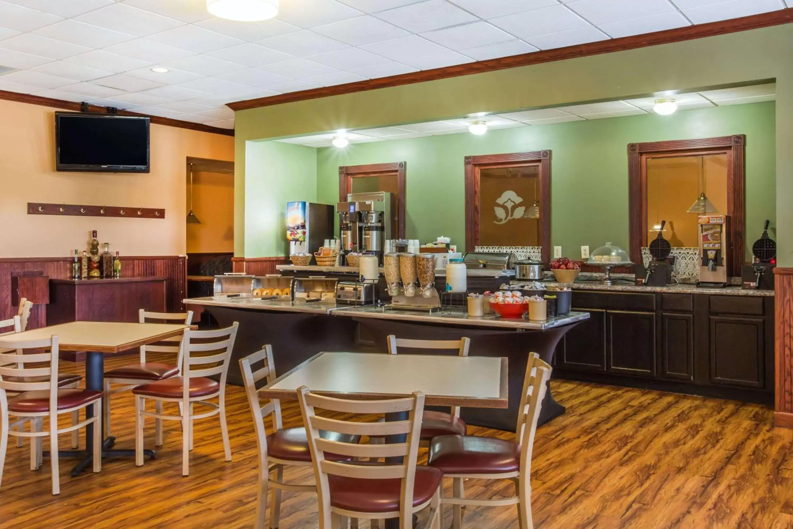 Restaurant/Places to Eat in Ramada by Wyndham Wytheville