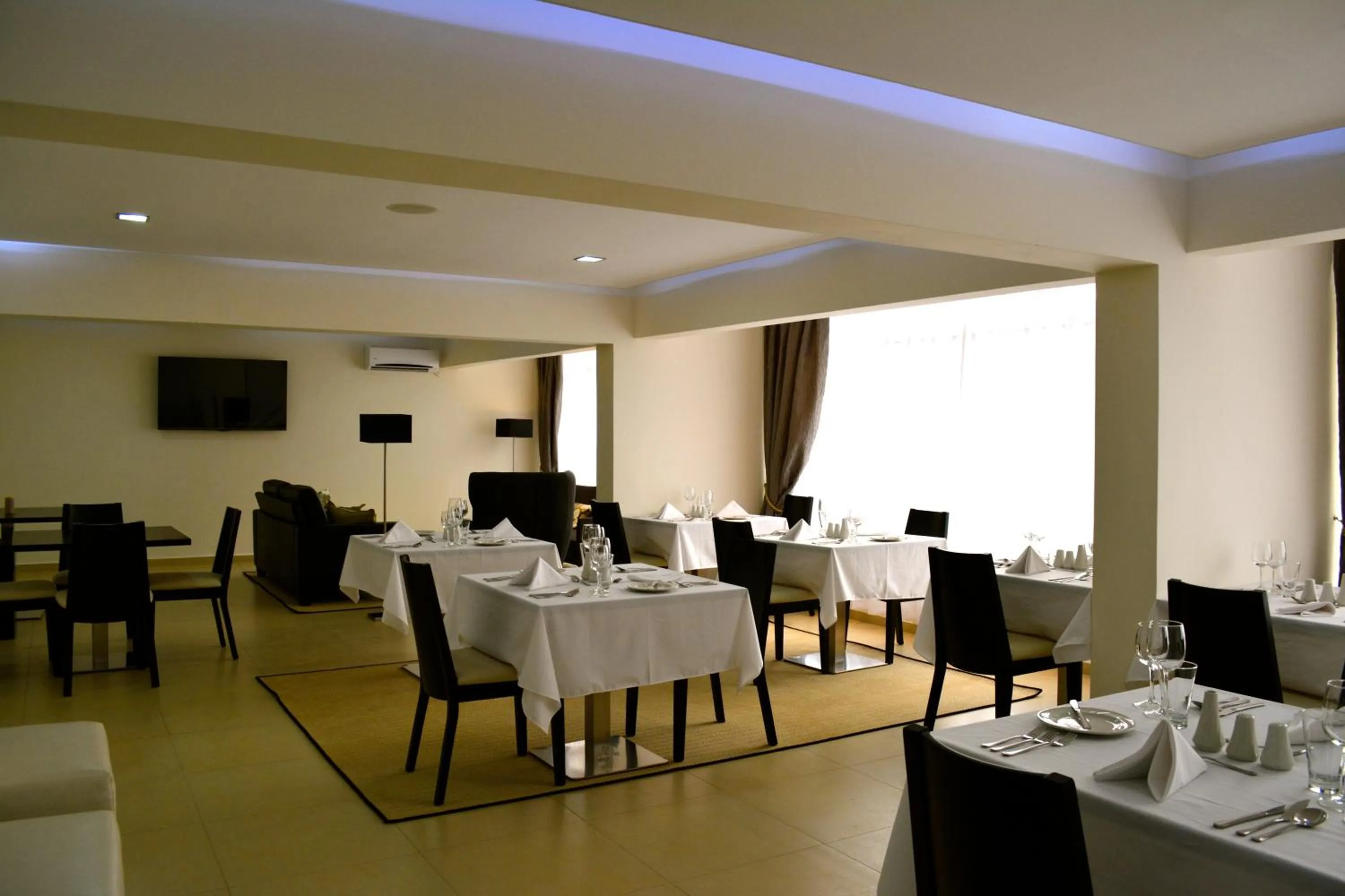 Restaurant/places to eat in New Brookfields Hotel