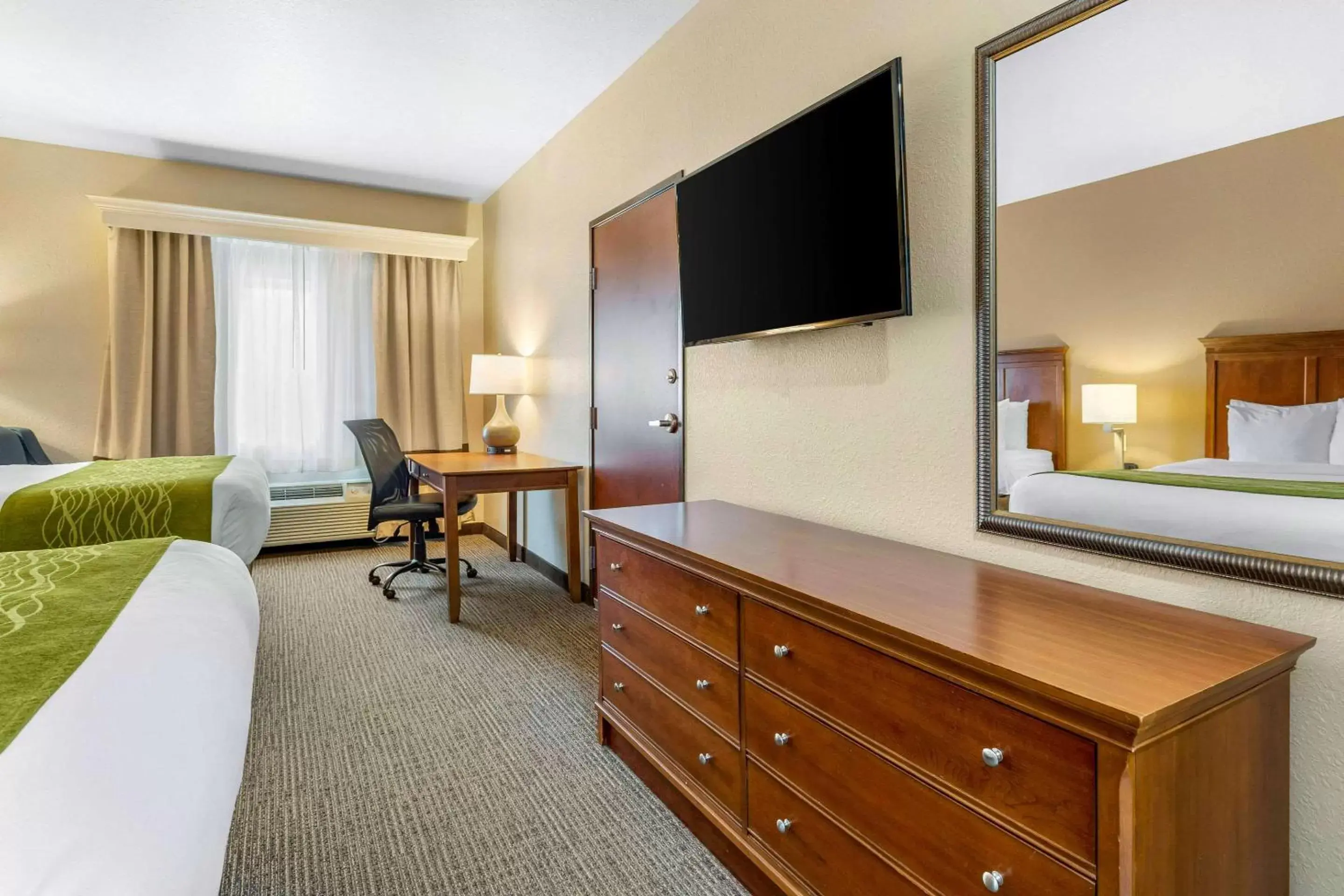 Photo of the whole room, TV/Entertainment Center in Comfort Inn & Suites Davenport - Quad Cities