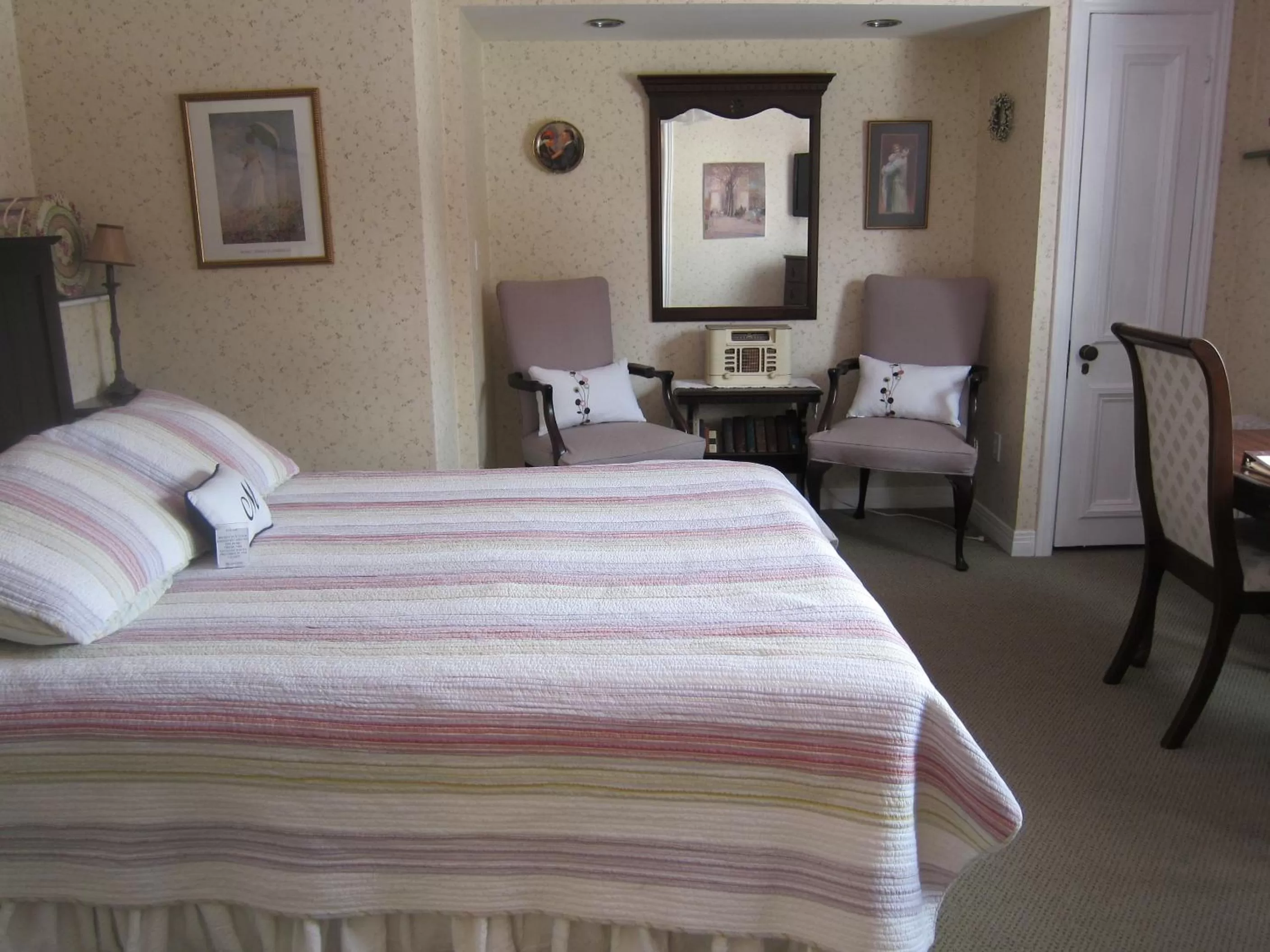 Bedroom, Bed in McGee's Inn