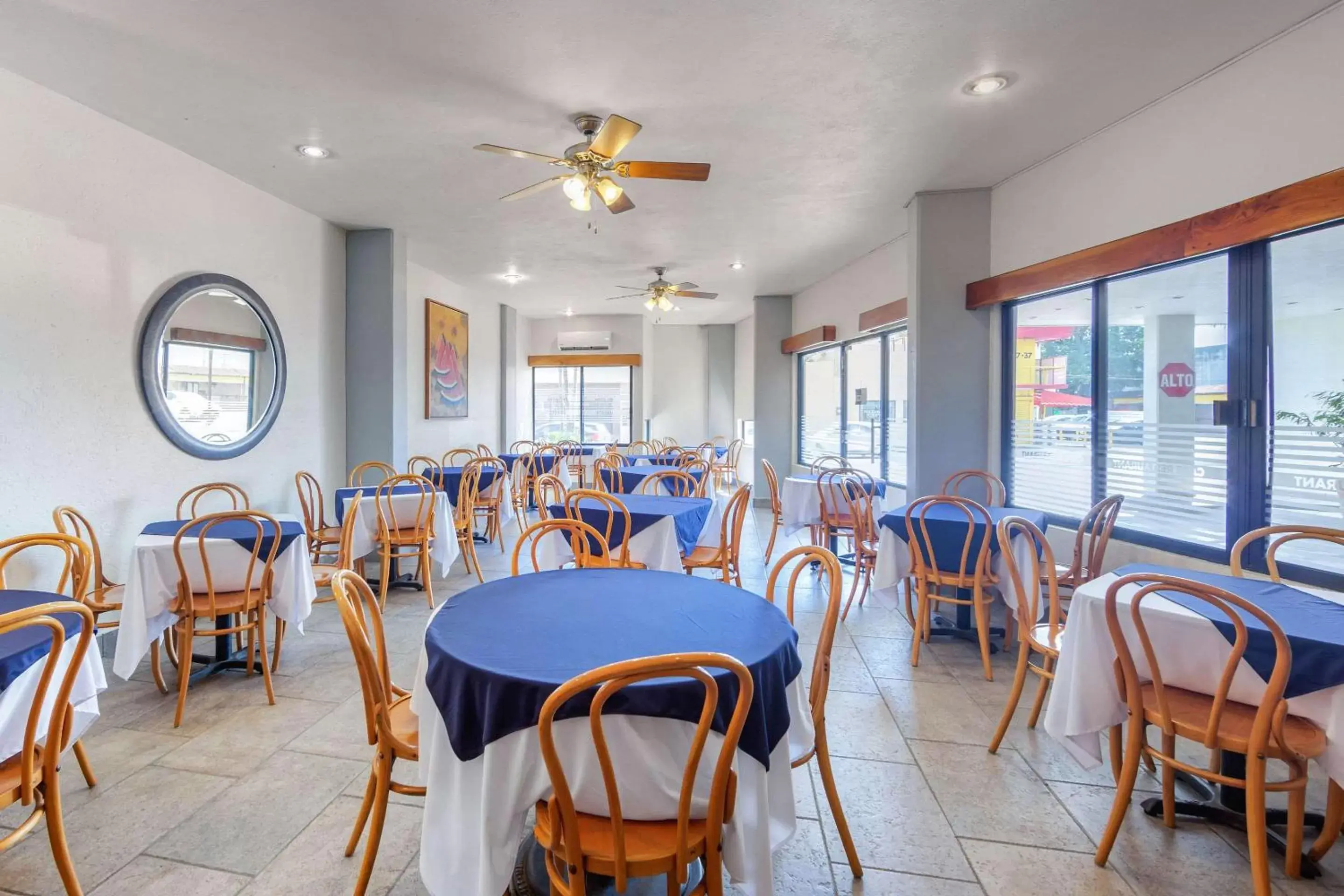 Restaurant/Places to Eat in Comfort Inn Tampico