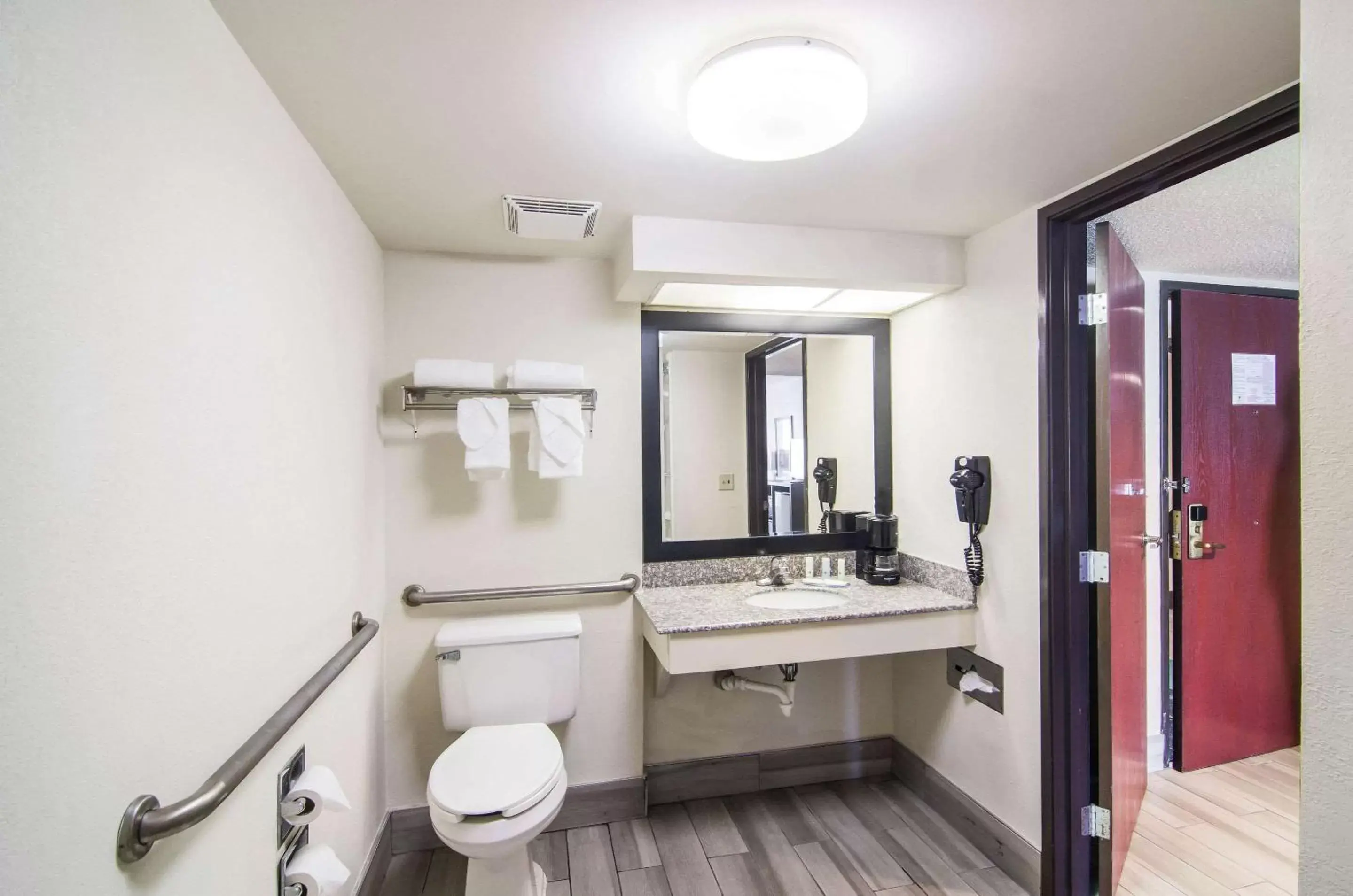 Bedroom, Bathroom in Quality Inn Saraland