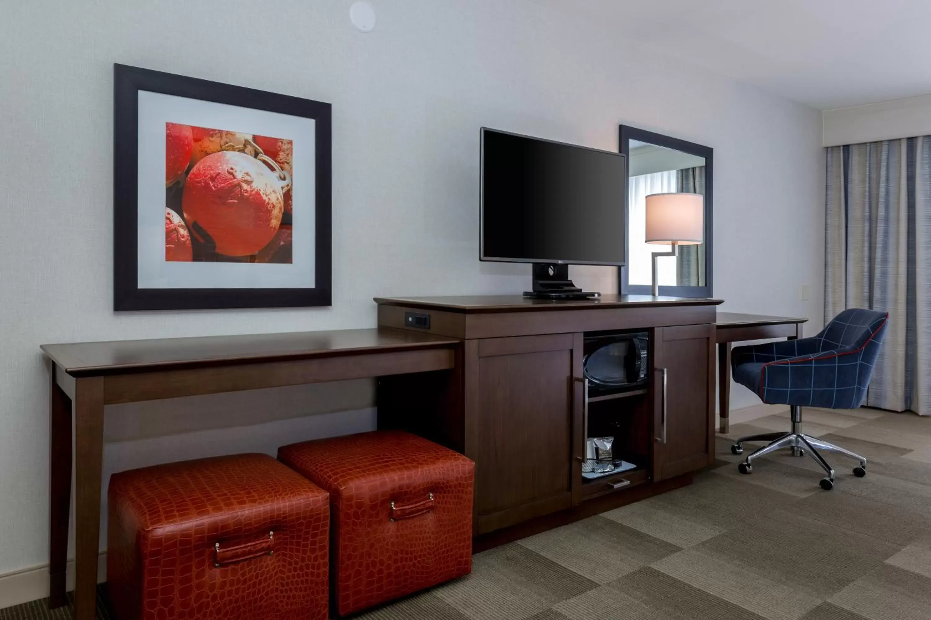 Bedroom, TV/Entertainment Center in Hampton Inn & Suites San Diego-Poway