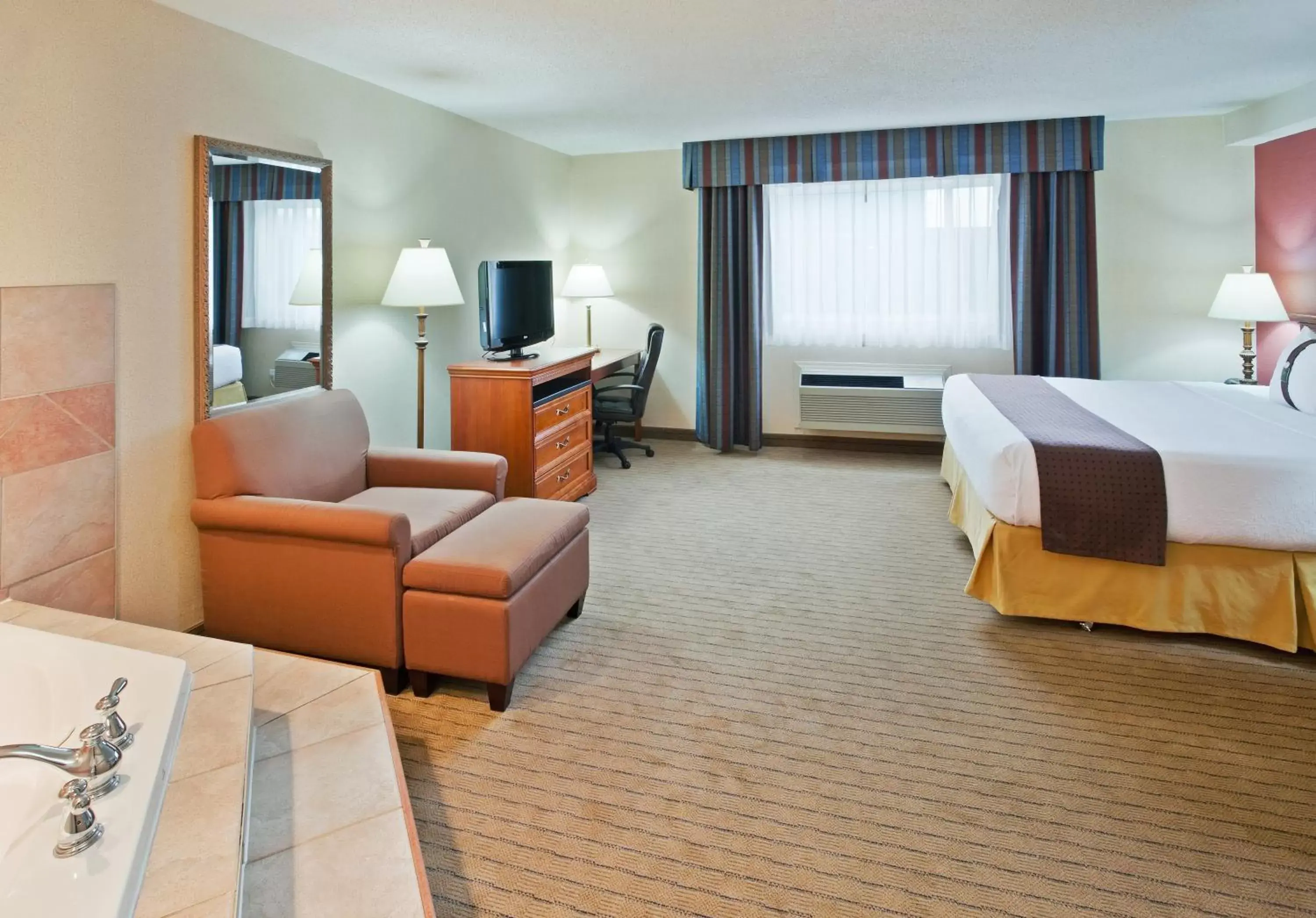 Photo of the whole room, TV/Entertainment Center in Holiday Inn Hinton, an IHG Hotel