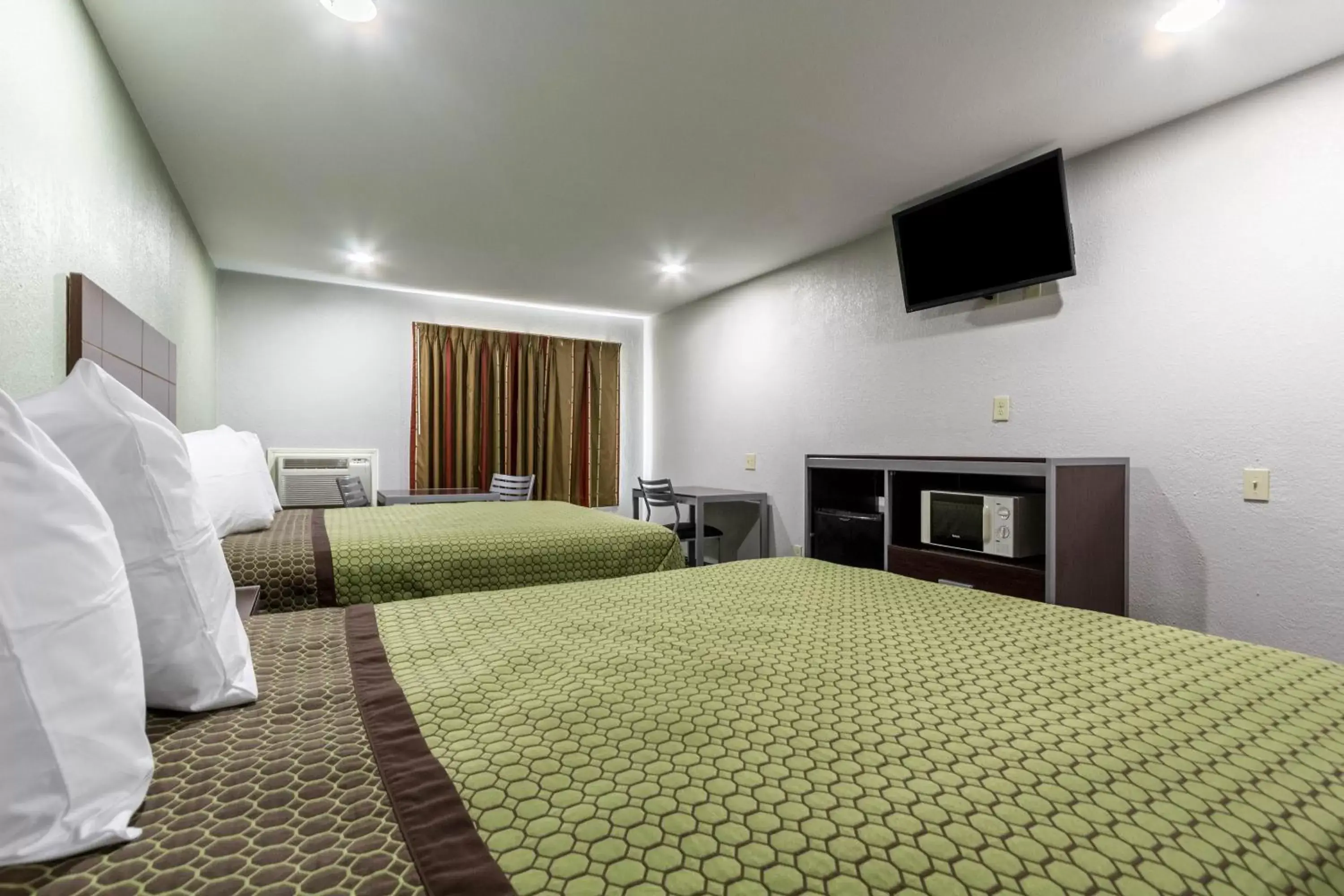 Bed in Scottish Inn and Suites Tomball