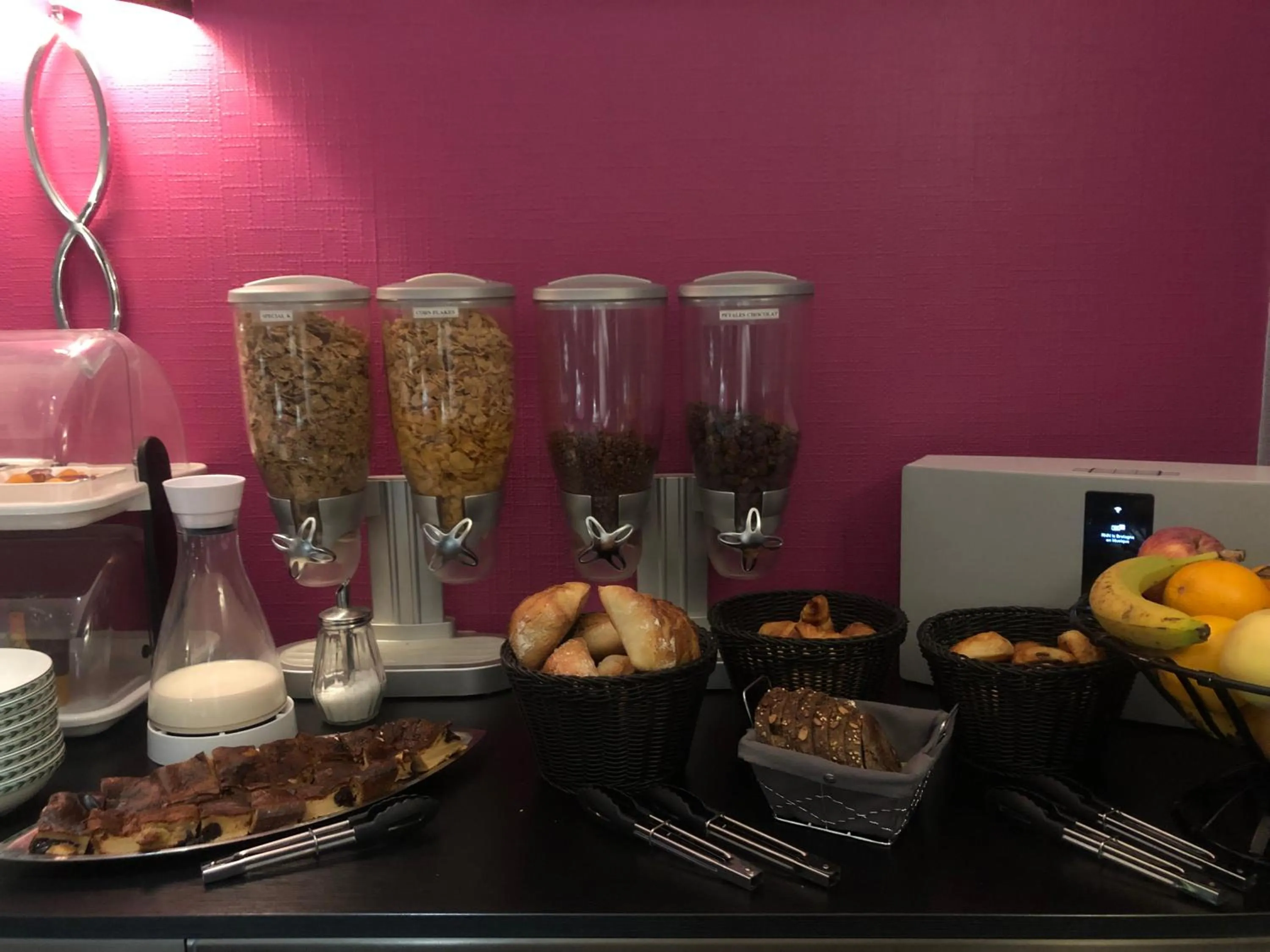 Breakfast in Hôtel Le Rohan Charme et Caractère