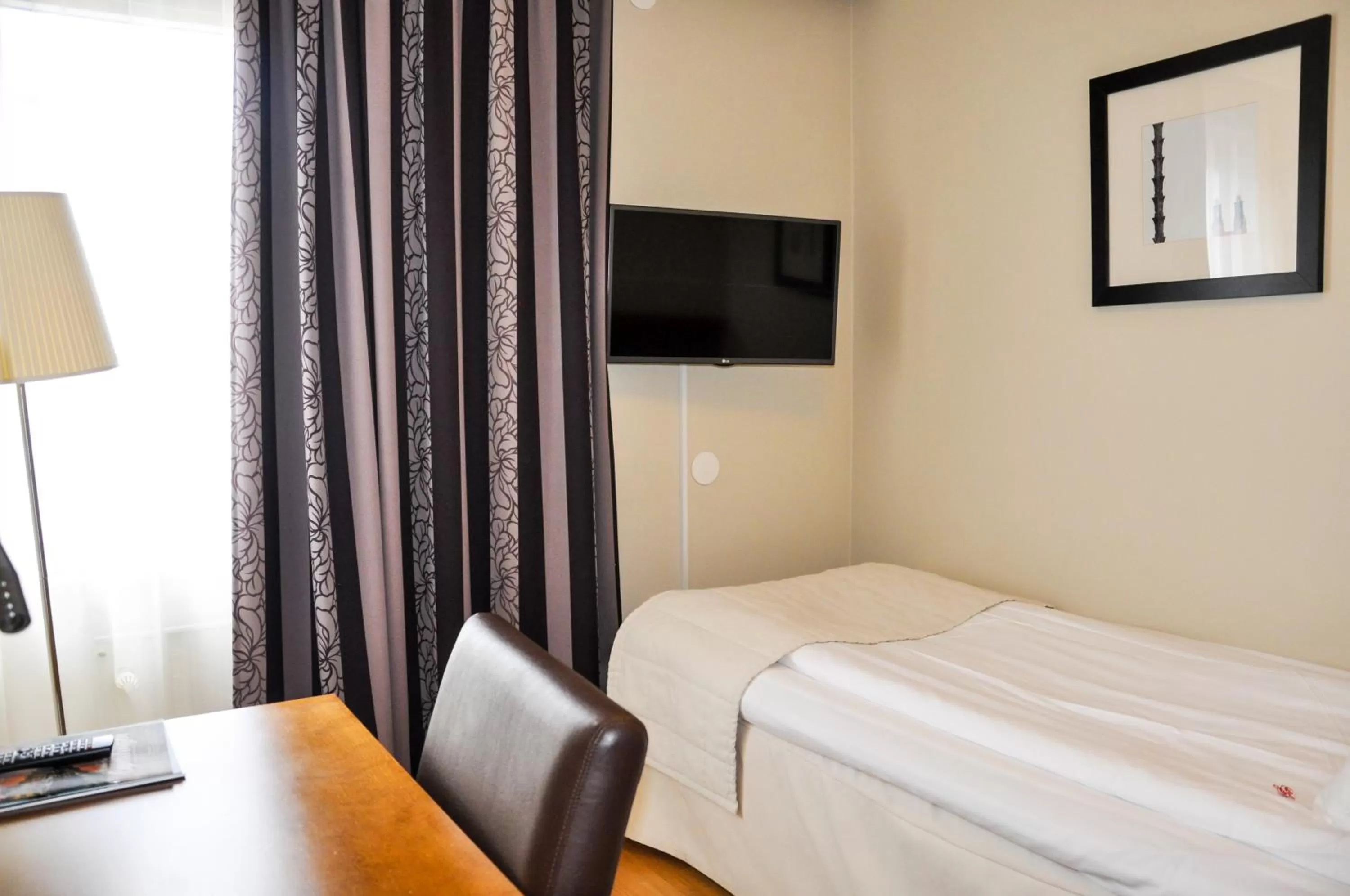 Shower, Bed in Best Western Plaza Hotel