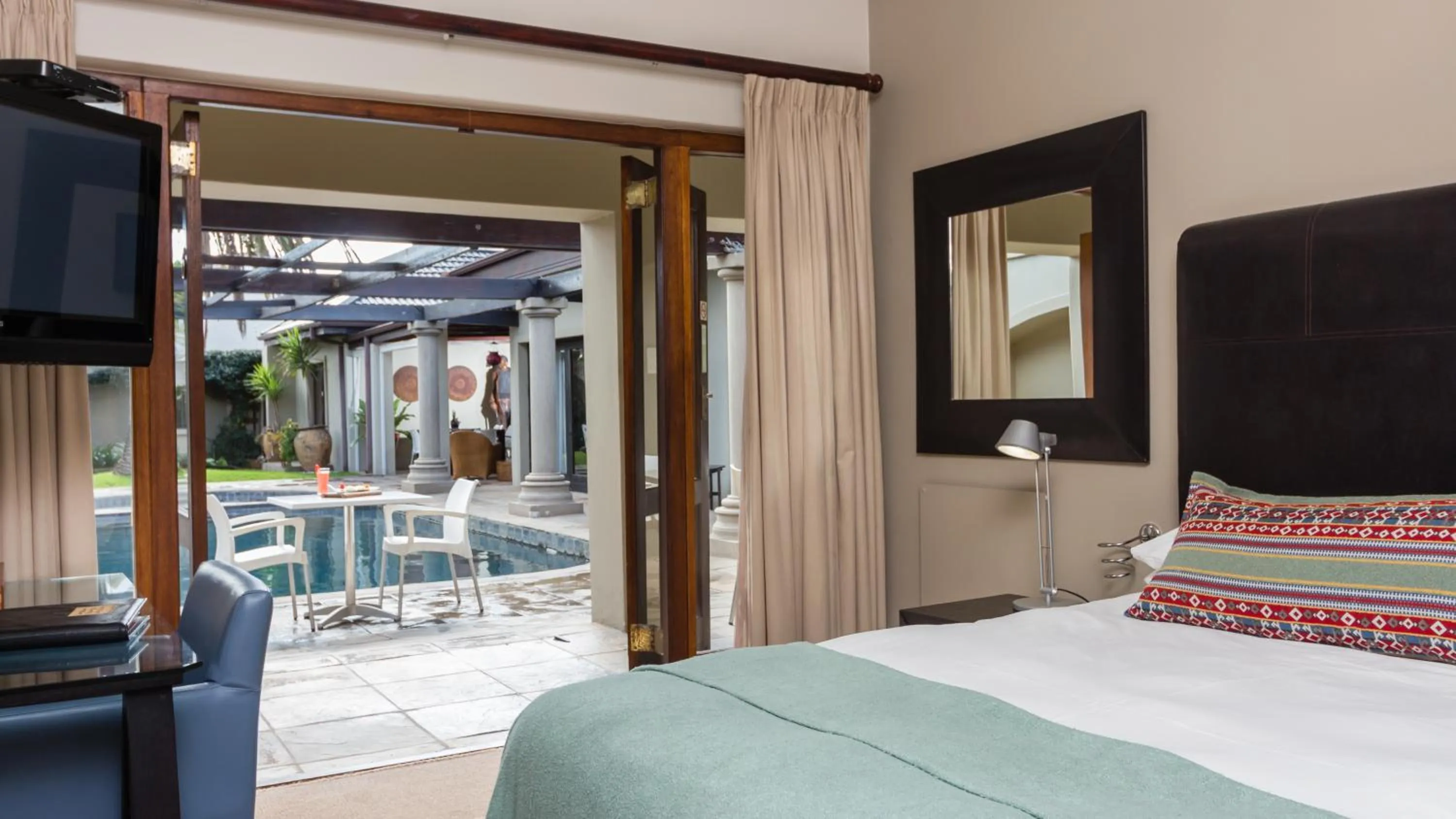 Swimming pool, Bed in Manor 38