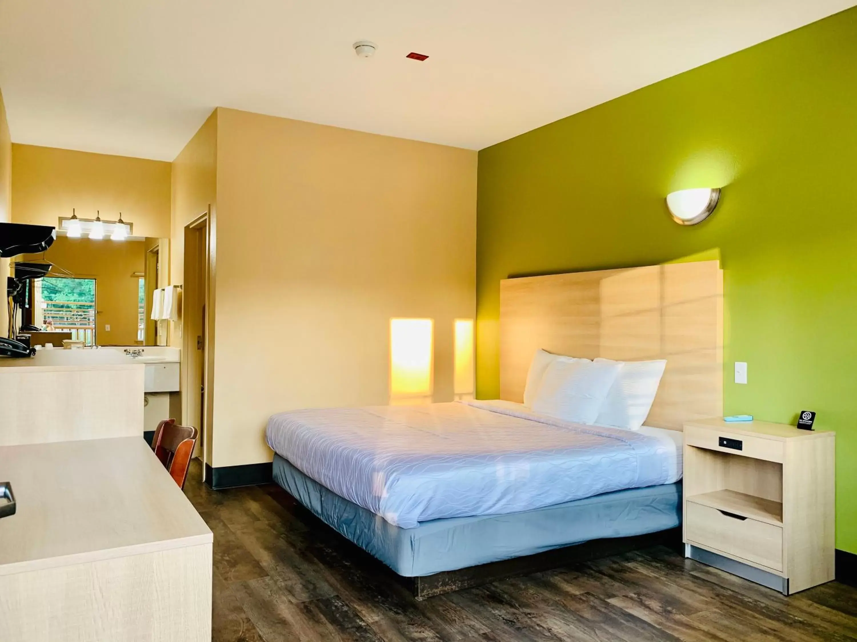 Bed in Weston Inn & Suites