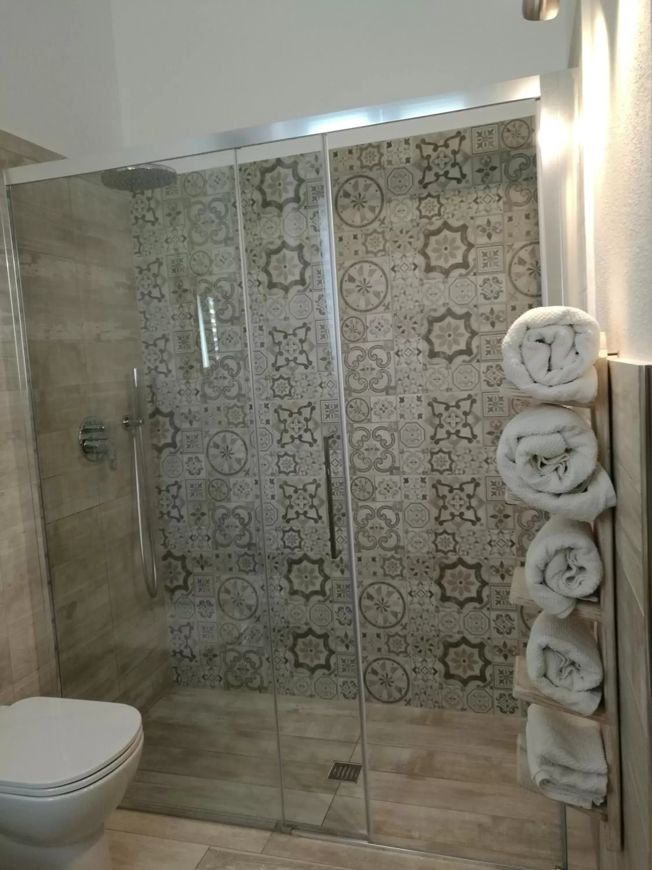 Shower, Bathroom in B&B Les Chambres Rooms & Suite