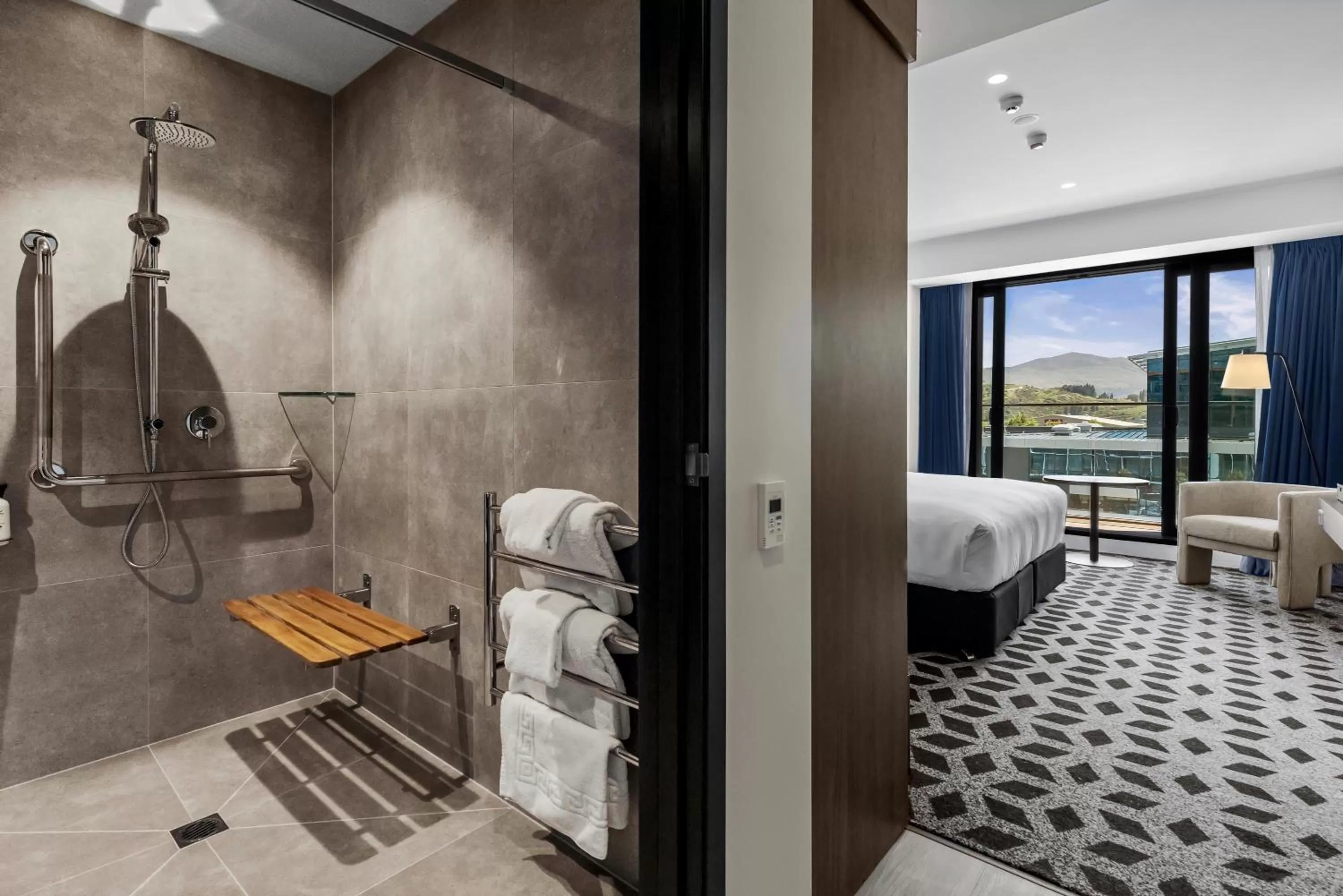 Bathroom, Bed in Holiday Inn Queenstown Remarkables Park