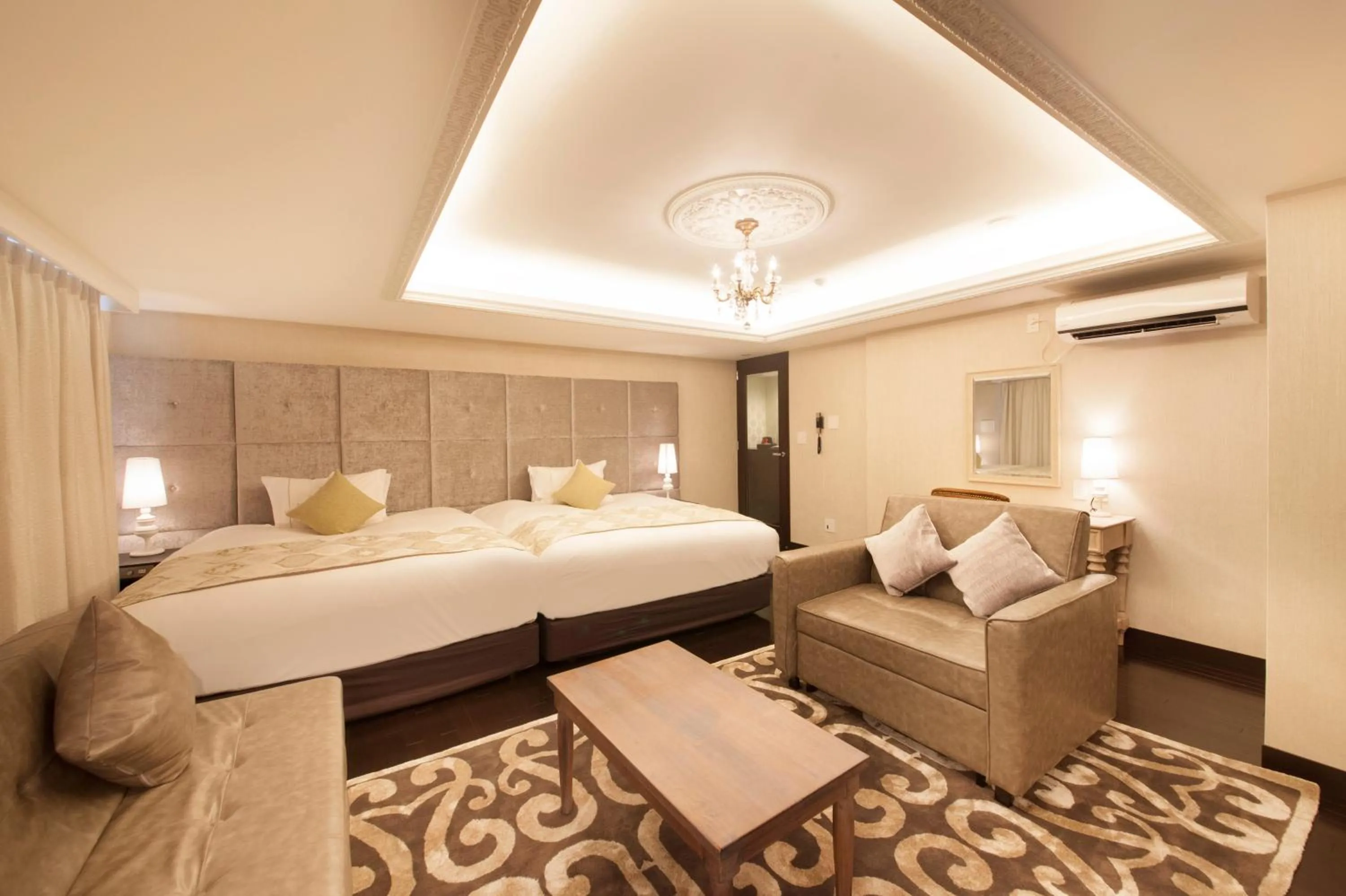 Photo of the whole room, Bed in The Centurion Classic Akasaka