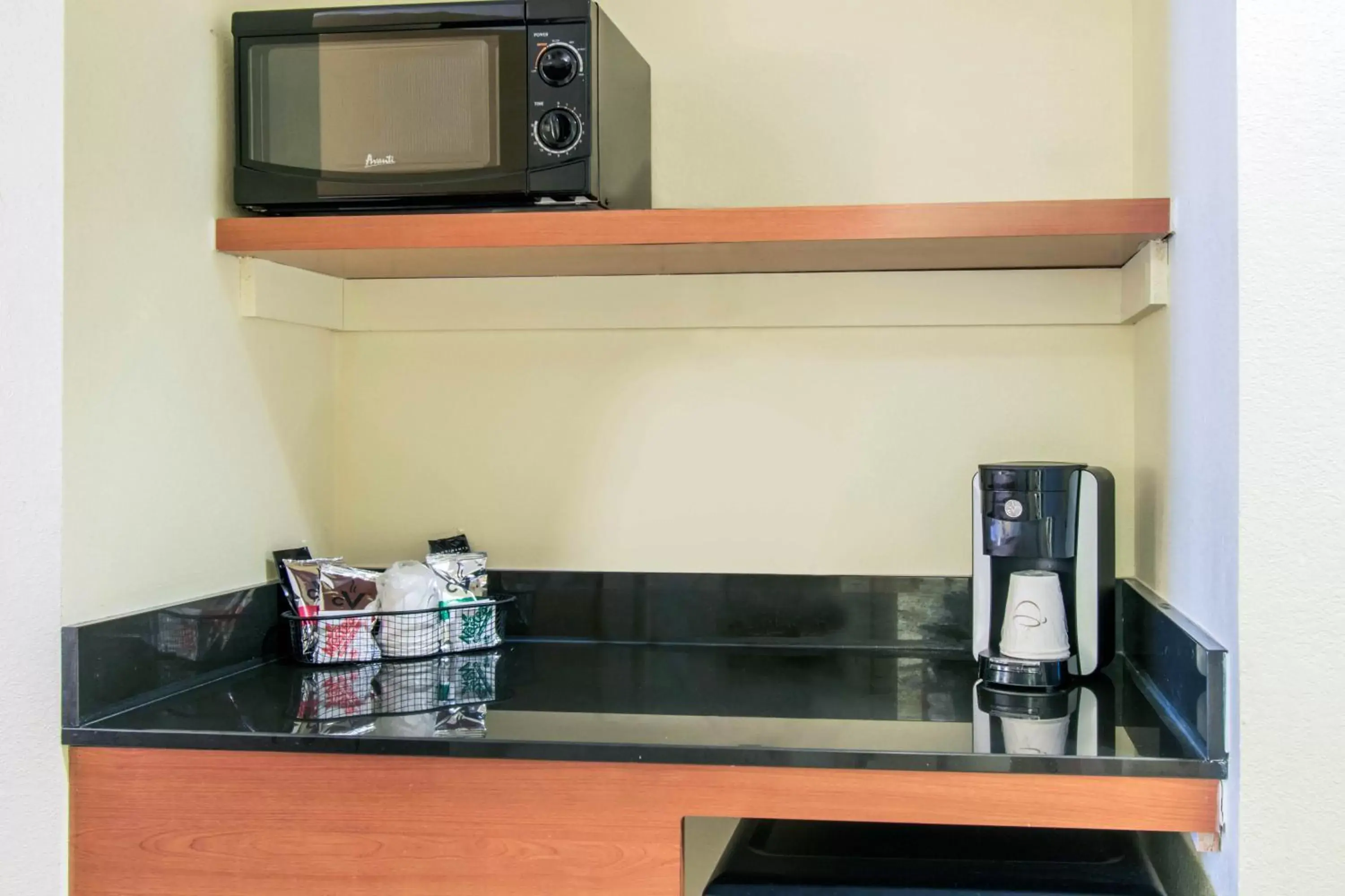 TV/Entertainment Center in Clarion Hotel & Suites University-Shippensburg