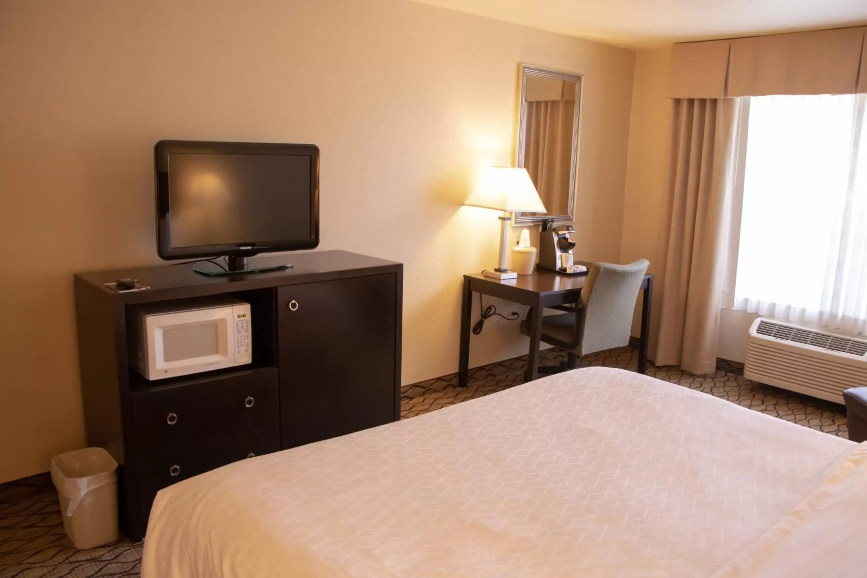 Photo of the whole room, TV/Entertainment Center in Holiday Inn Express & Suites Columbus East - Reynoldsburg, an IHG Hotel