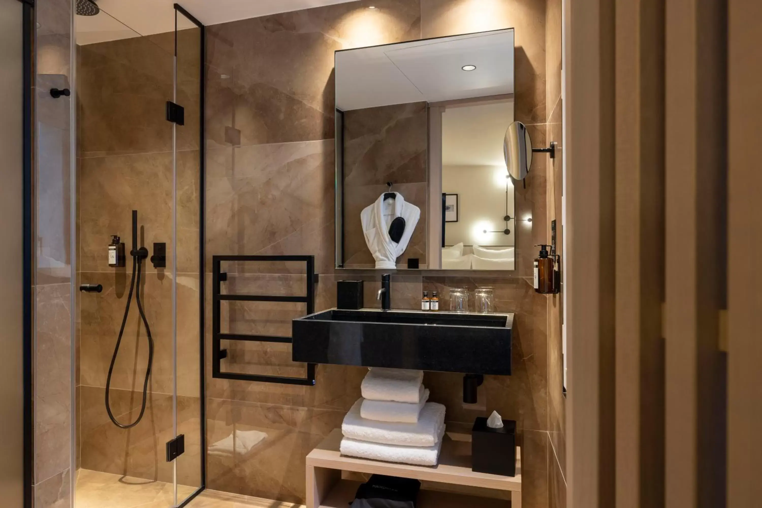 Shower, Bathroom in Hôtel Esté