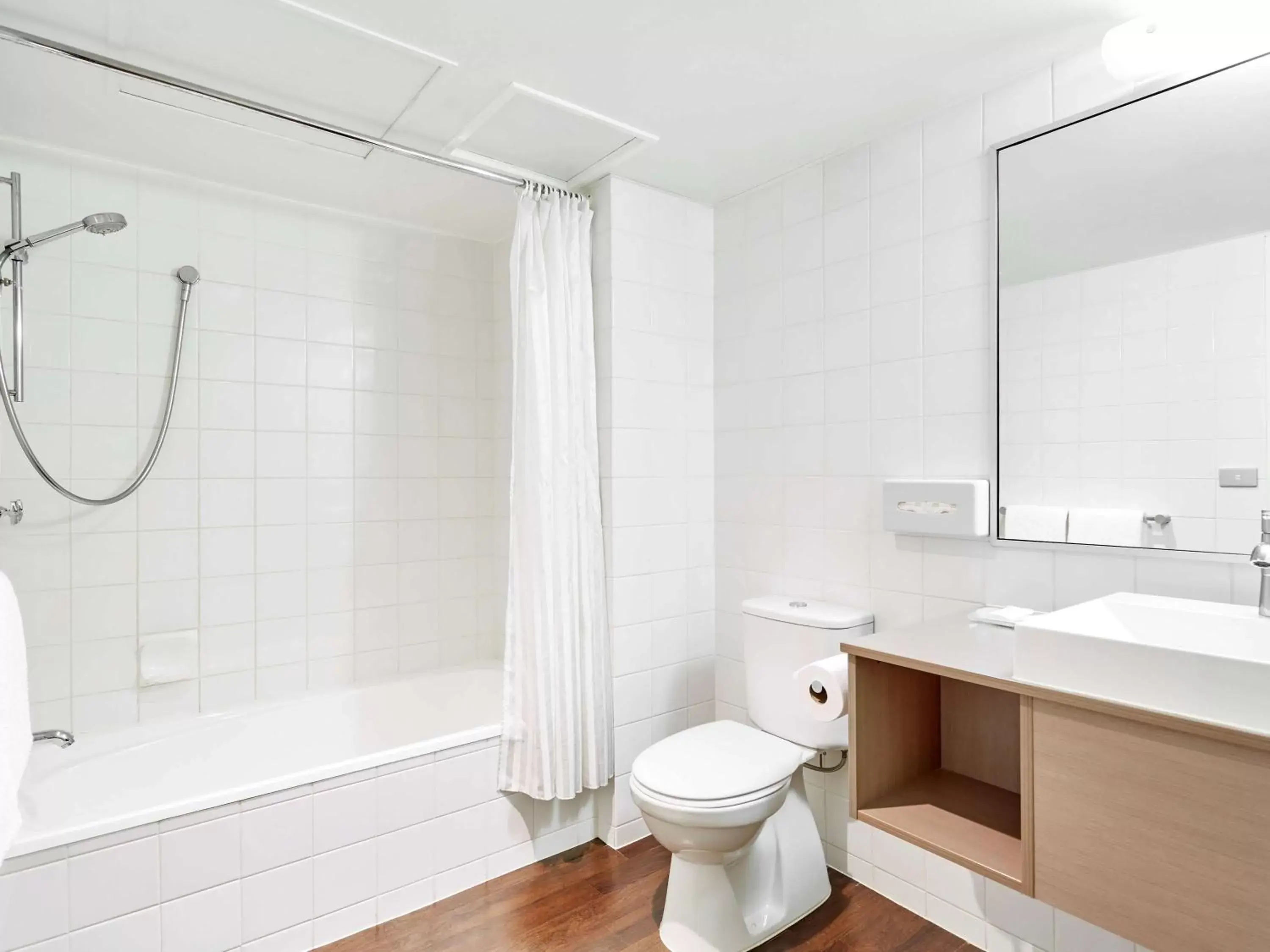 Photo of the whole room, Bathroom in ibis Melbourne Hotel and Apartments