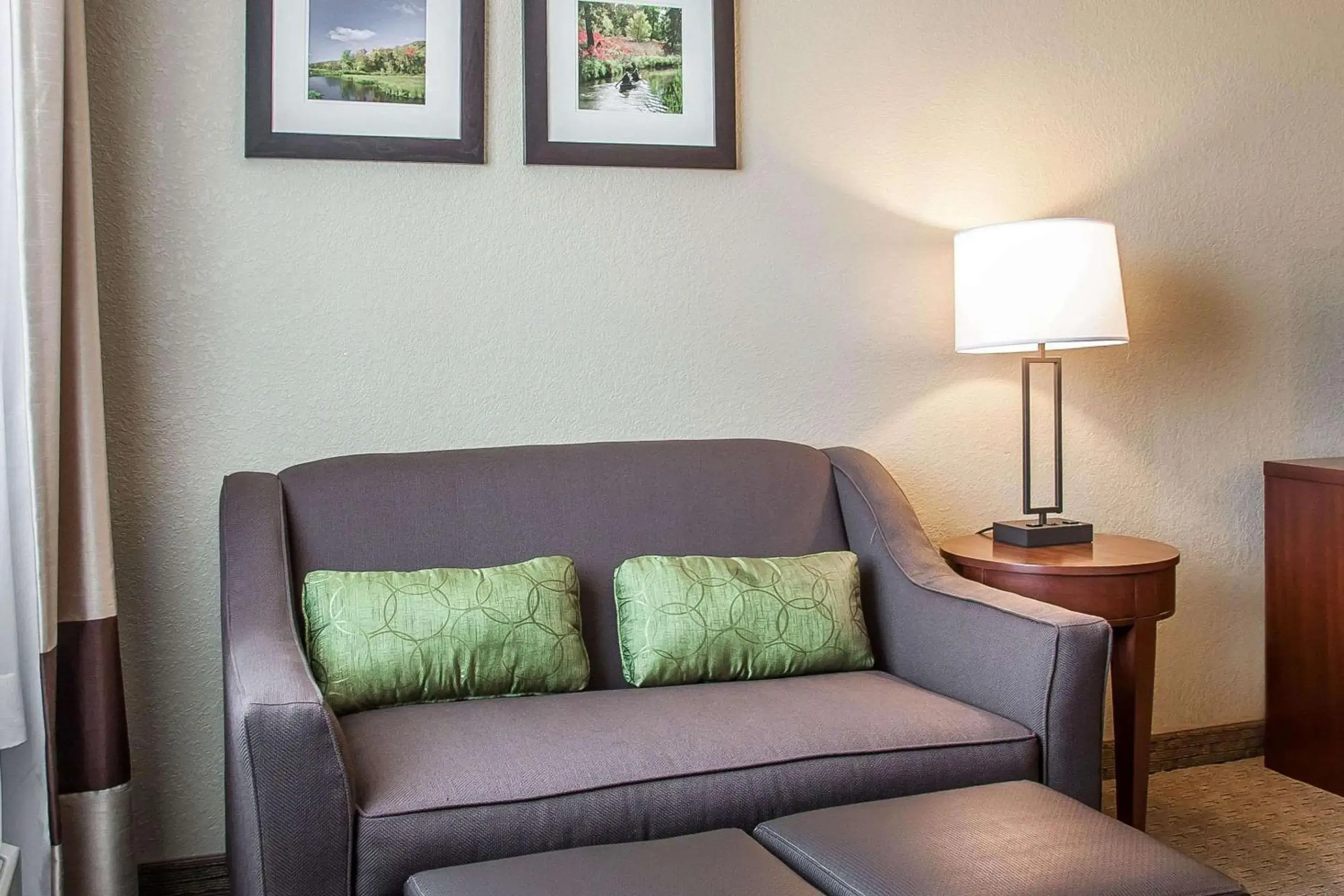 Photo of the whole room, Seating Area in Comfort Inn Fergus Falls