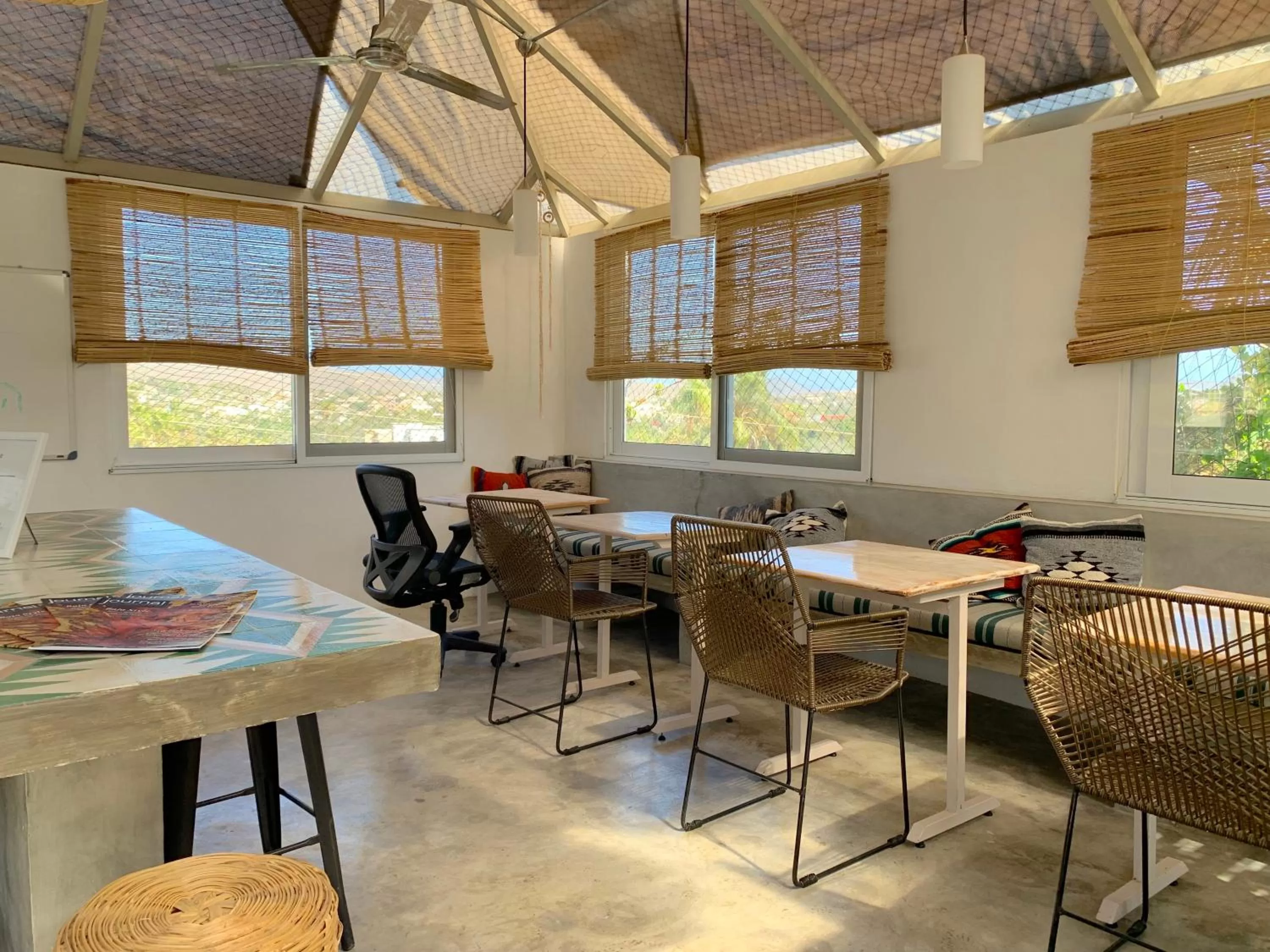 Business facilities, Restaurant/Places to Eat in Perro Surfero Hotel