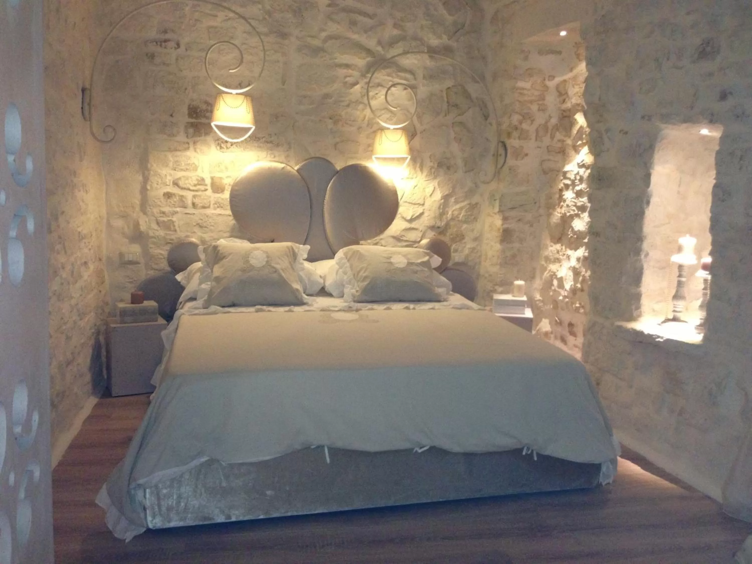 Decorative detail, Bed in Albergo Diffuso Dimora Rossi B&B