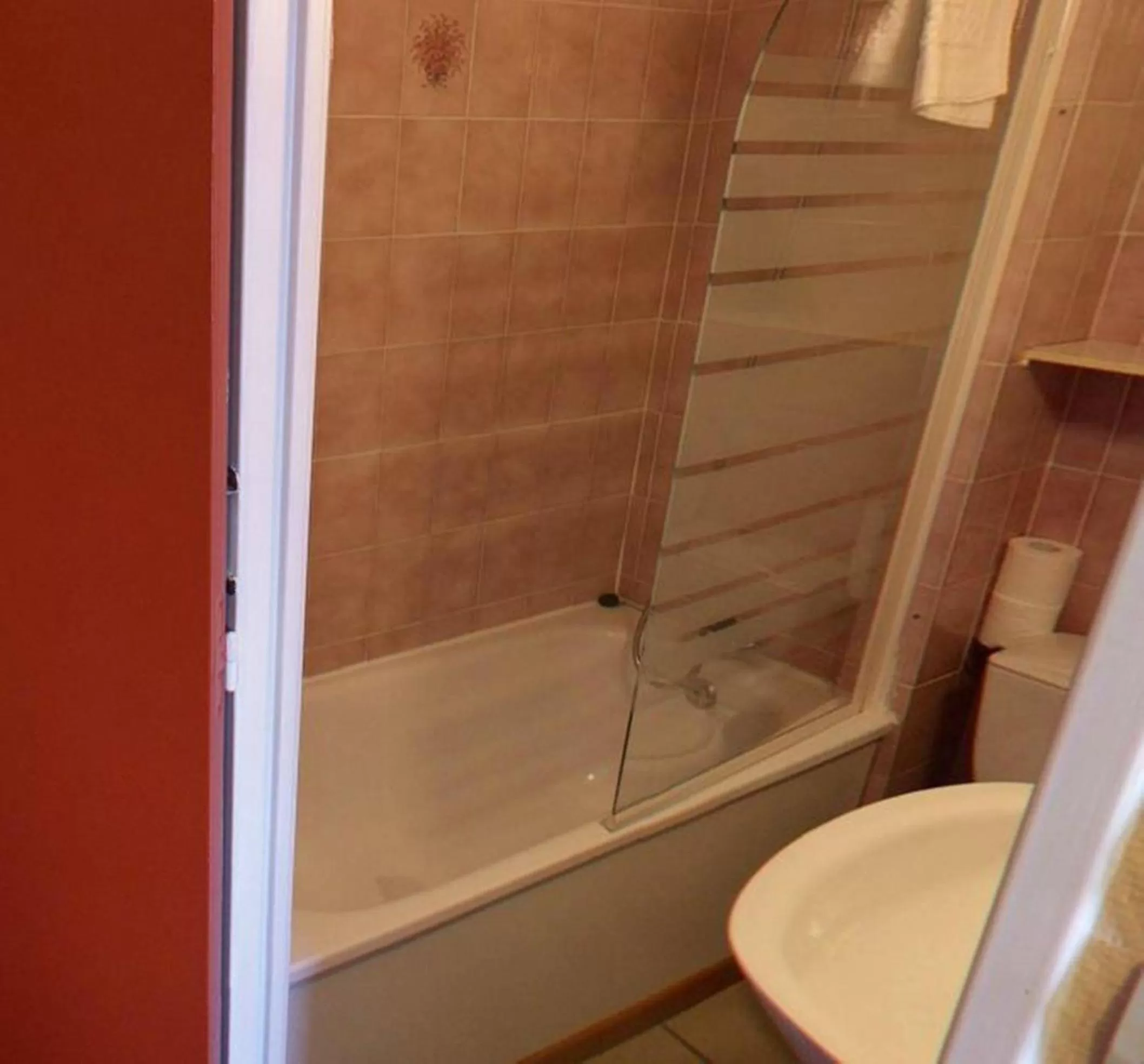 Bathroom in Logis Hôtel - Le Relais du Parisis