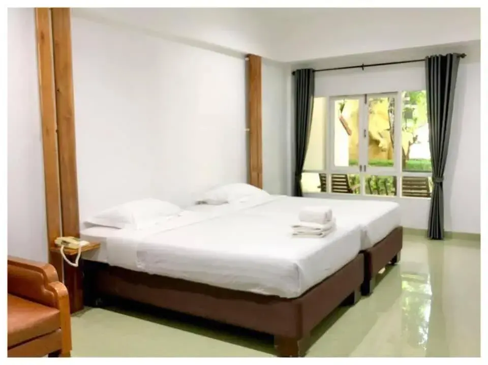 Bed in Lopburi Inn Resort