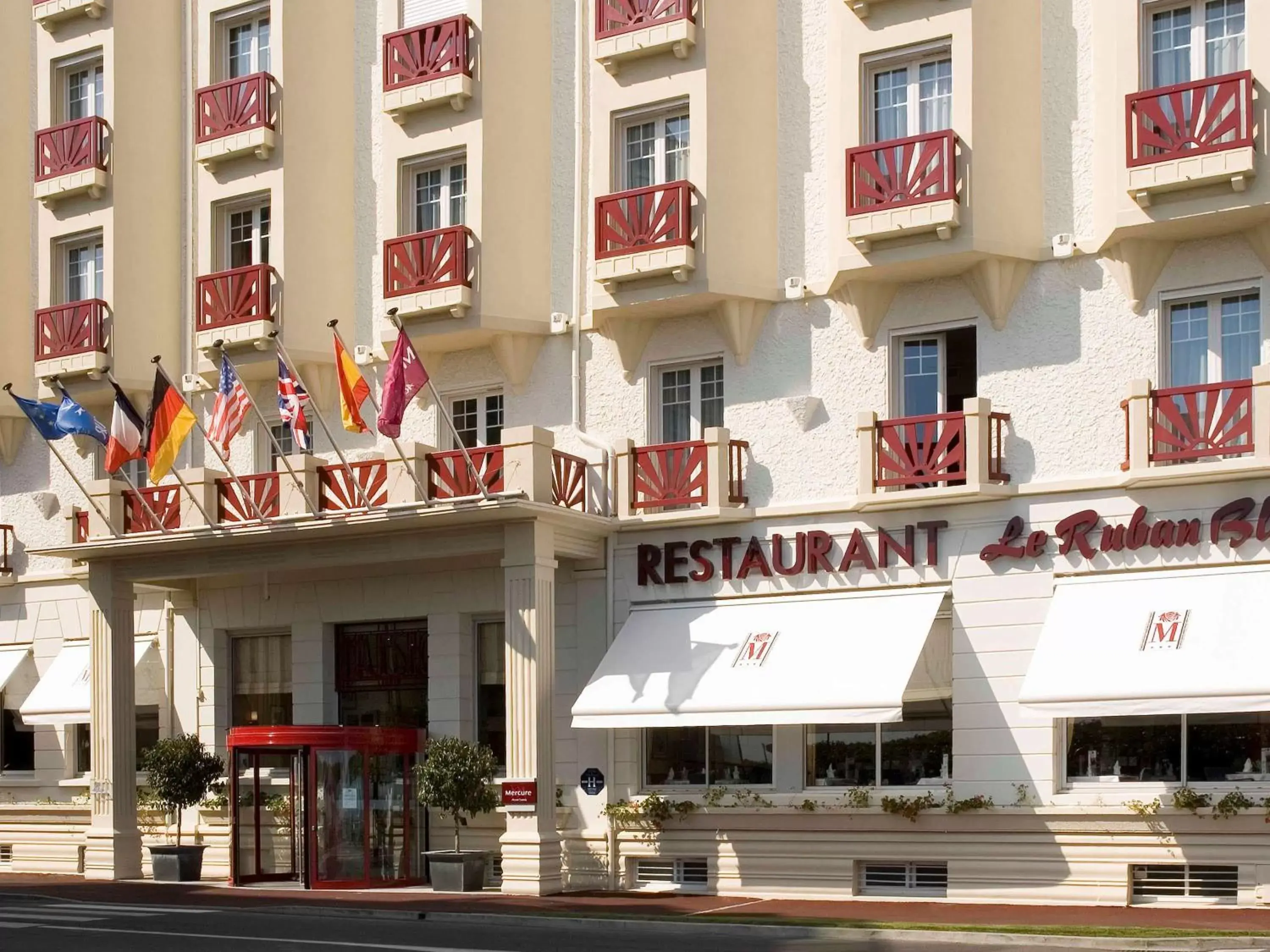 Restaurant/places to eat, Property Building in Hotel Mercure La Baule Majestic