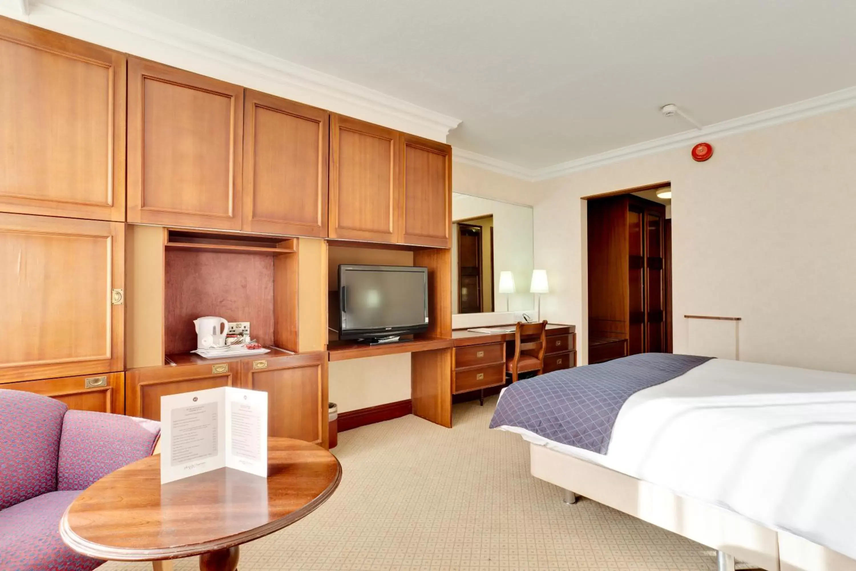Bed, TV/Entertainment Center in Best Western Plough and Harrow Hotel