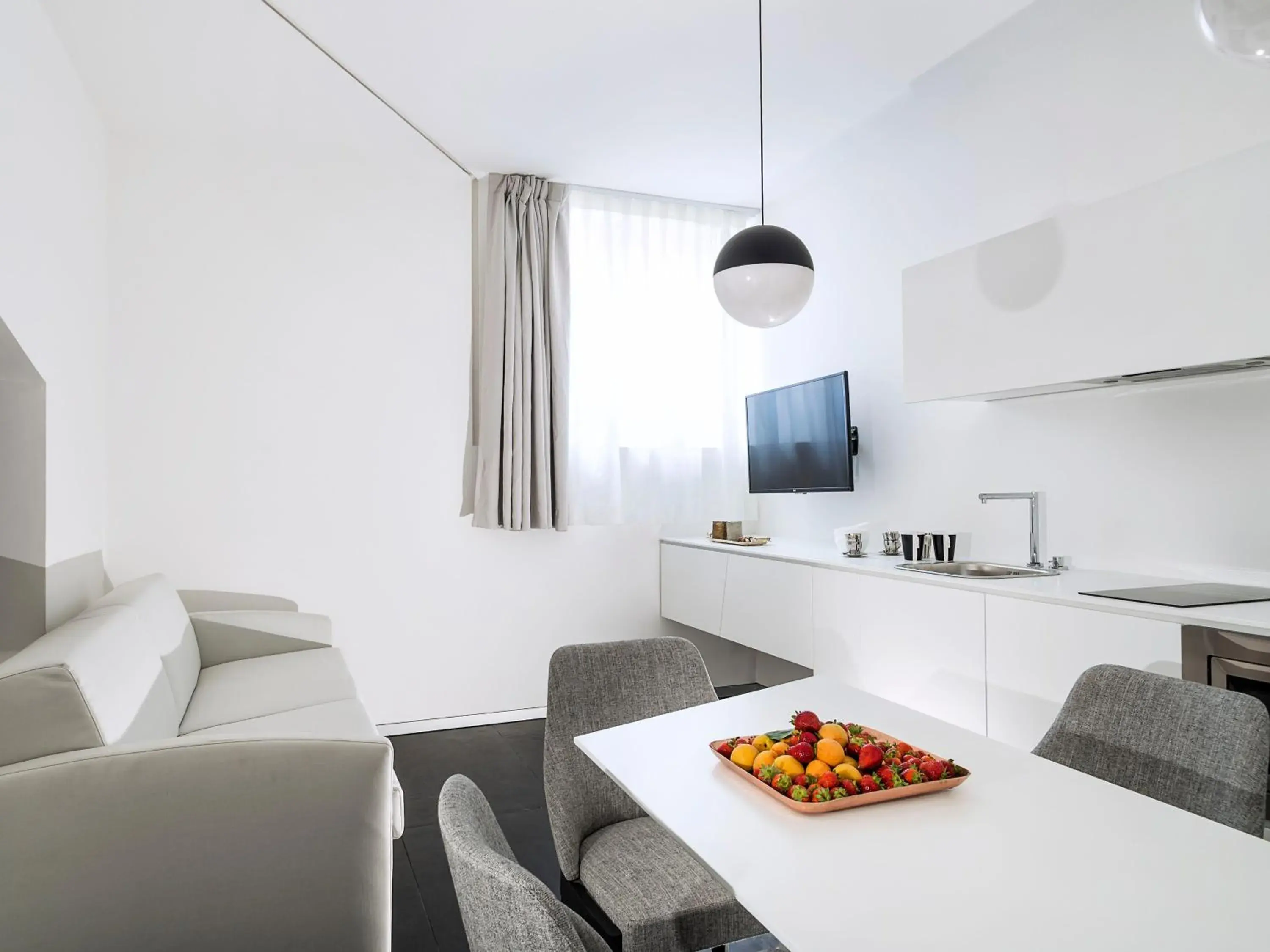 Kitchen or kitchenette, Seating Area in Duomo Suites & Spa