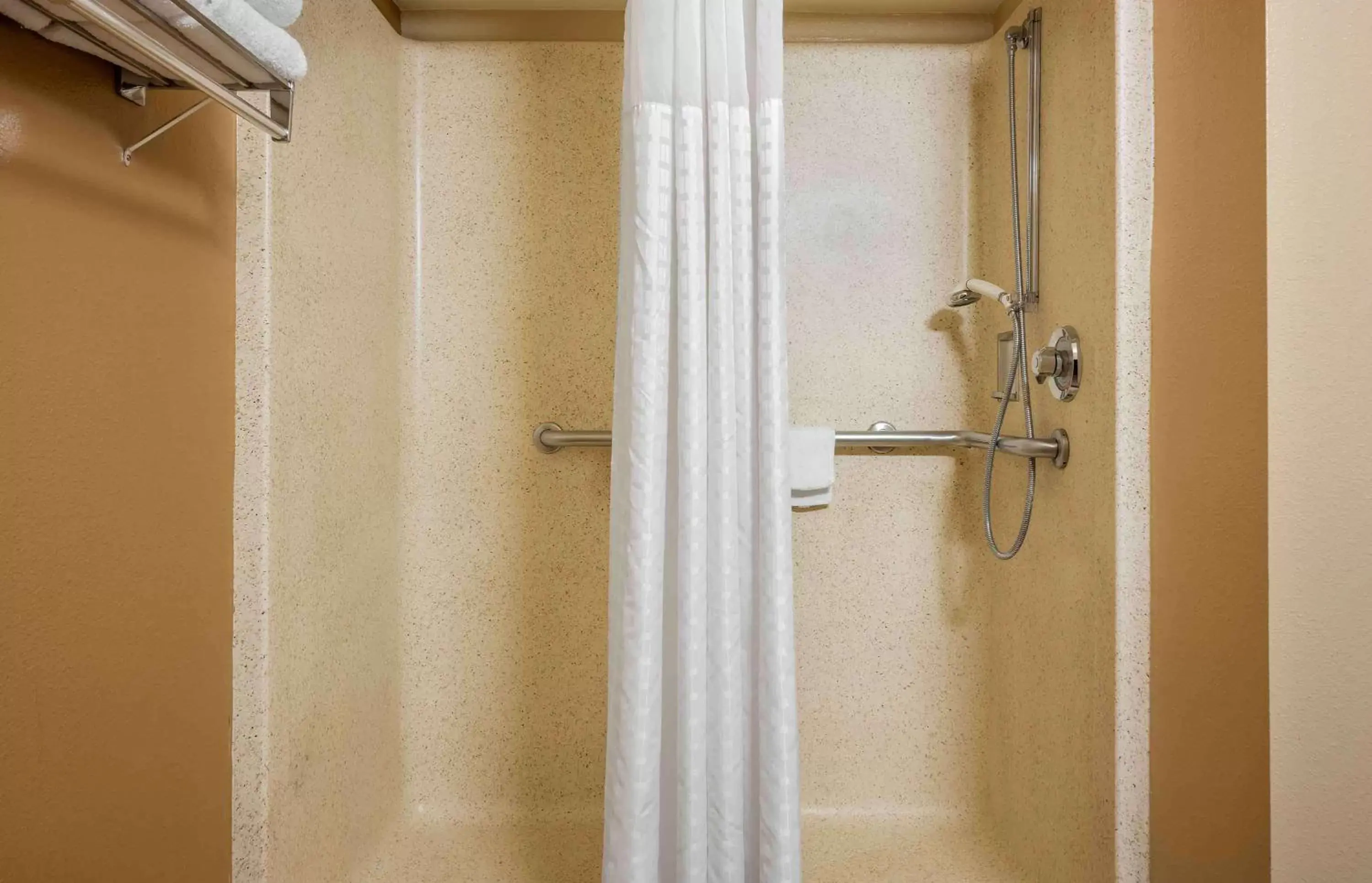 Bathroom in Extended Stay America Suites - Pittsburgh - Airport
