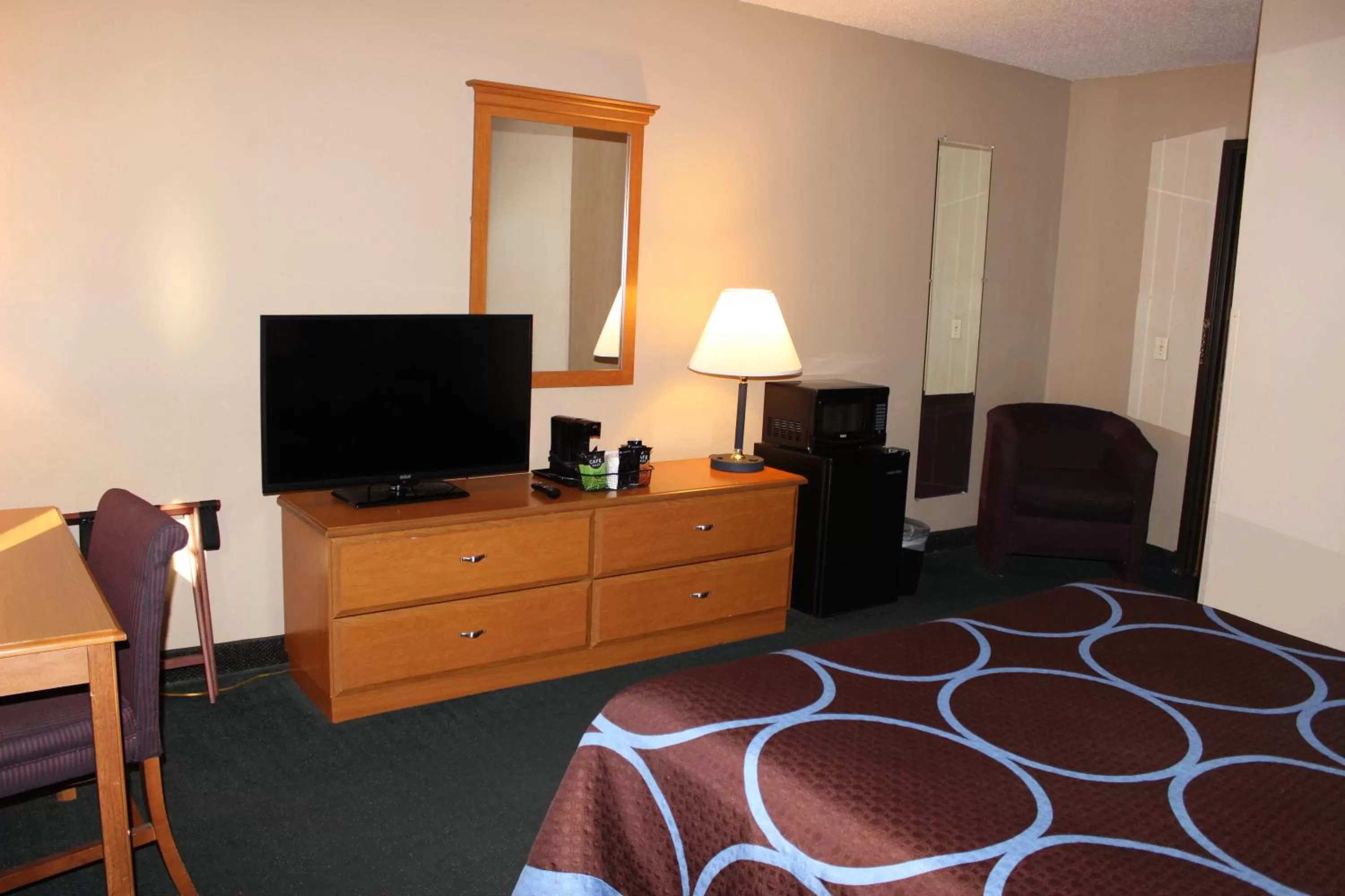 Bed in Super 8 by Wyndham East Stroudsburg - Poconos