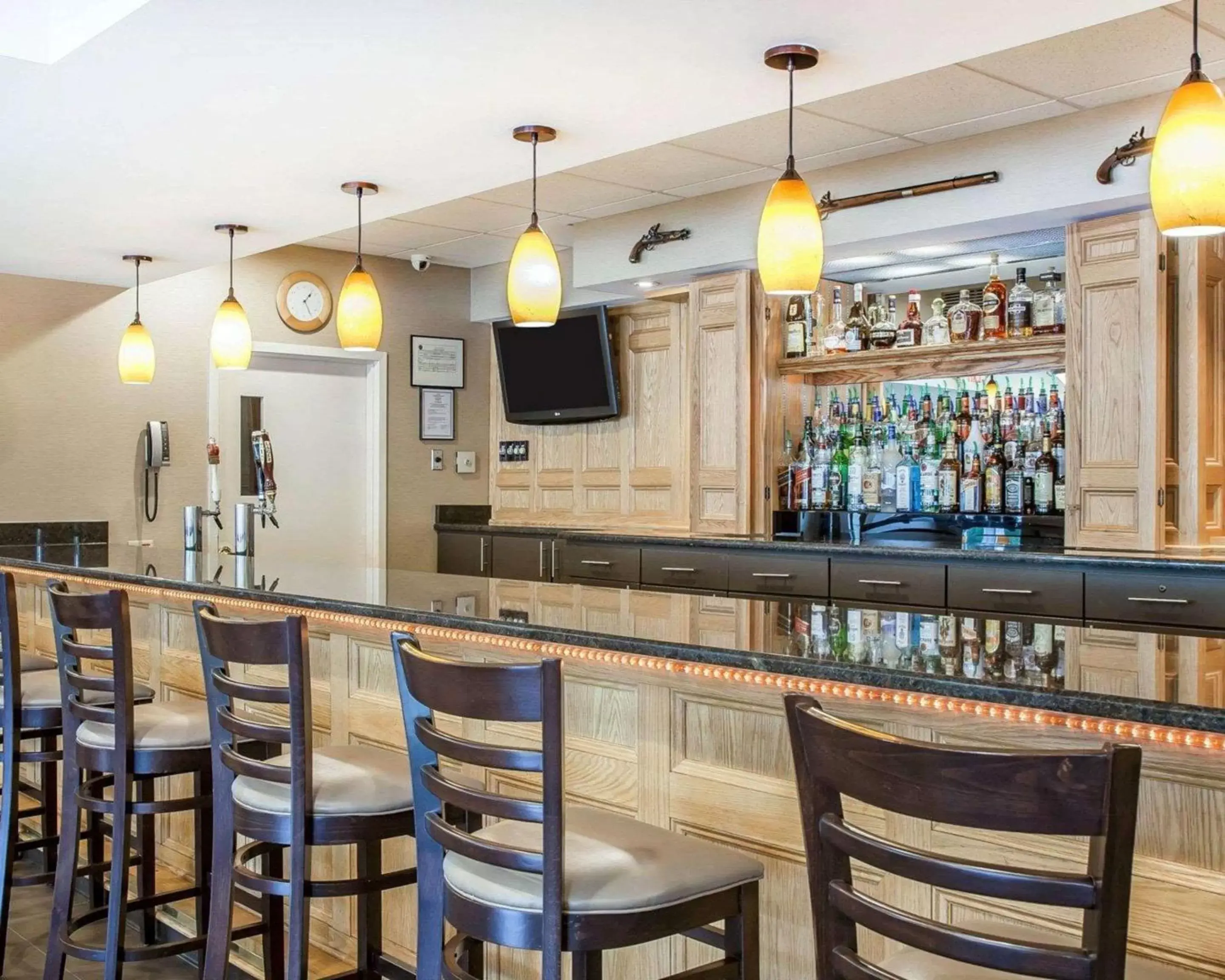 Restaurant/places to eat, Lounge/Bar in Comfort Inn & Suites Sturbridge-Brimfield