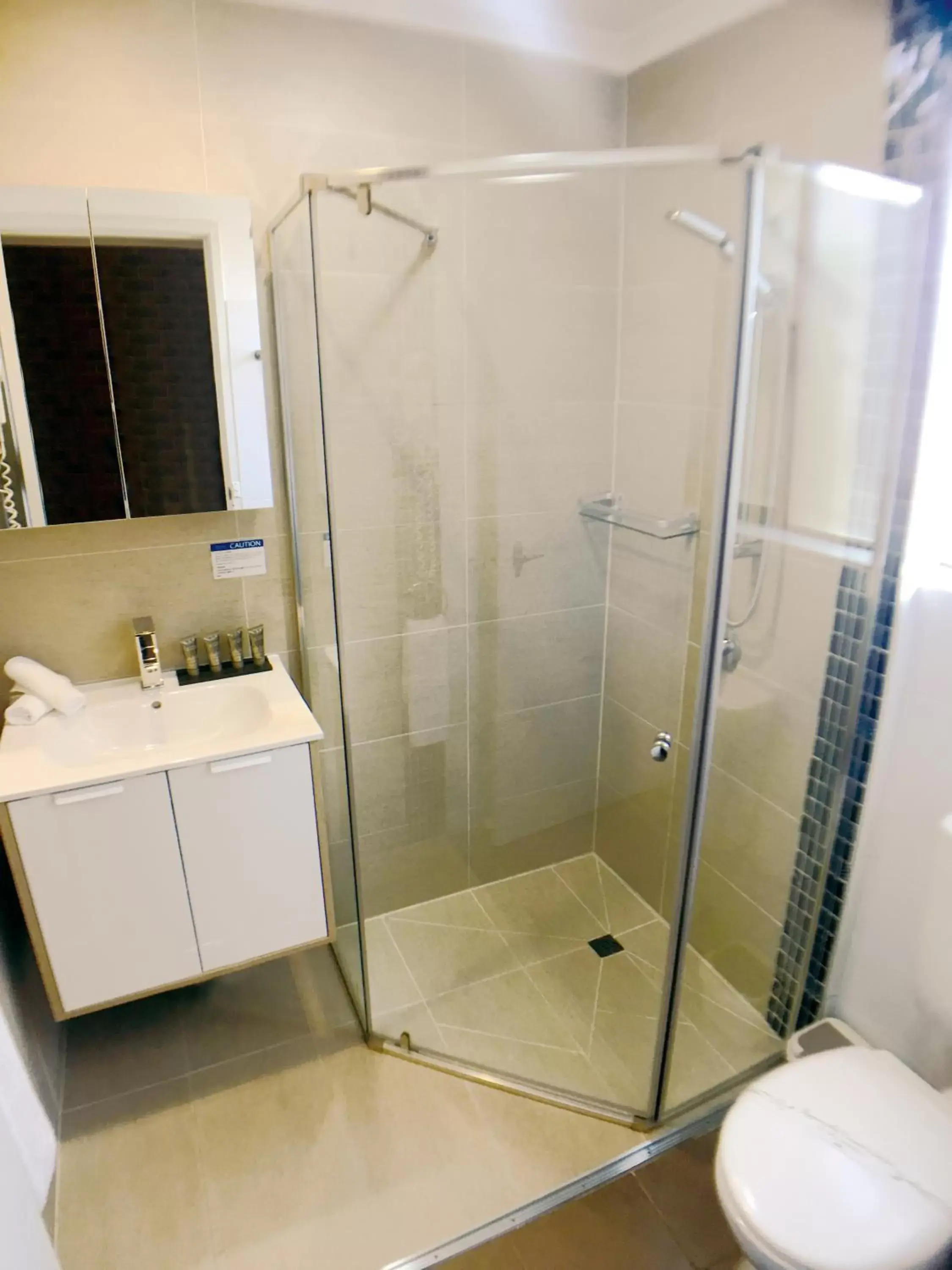 Shower, Bathroom in Admiral Motor Inn