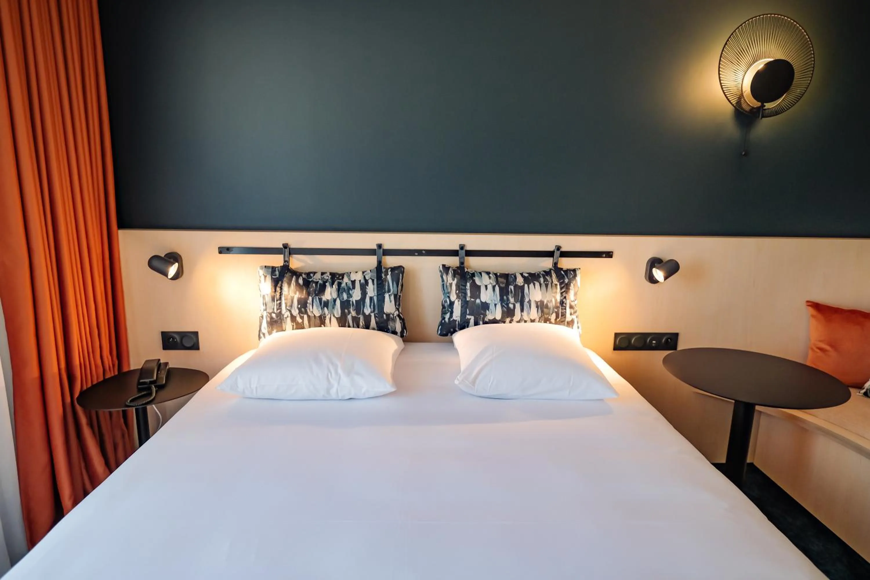 Photo of the whole room, Bed in Live Hotels Bordeaux Lac