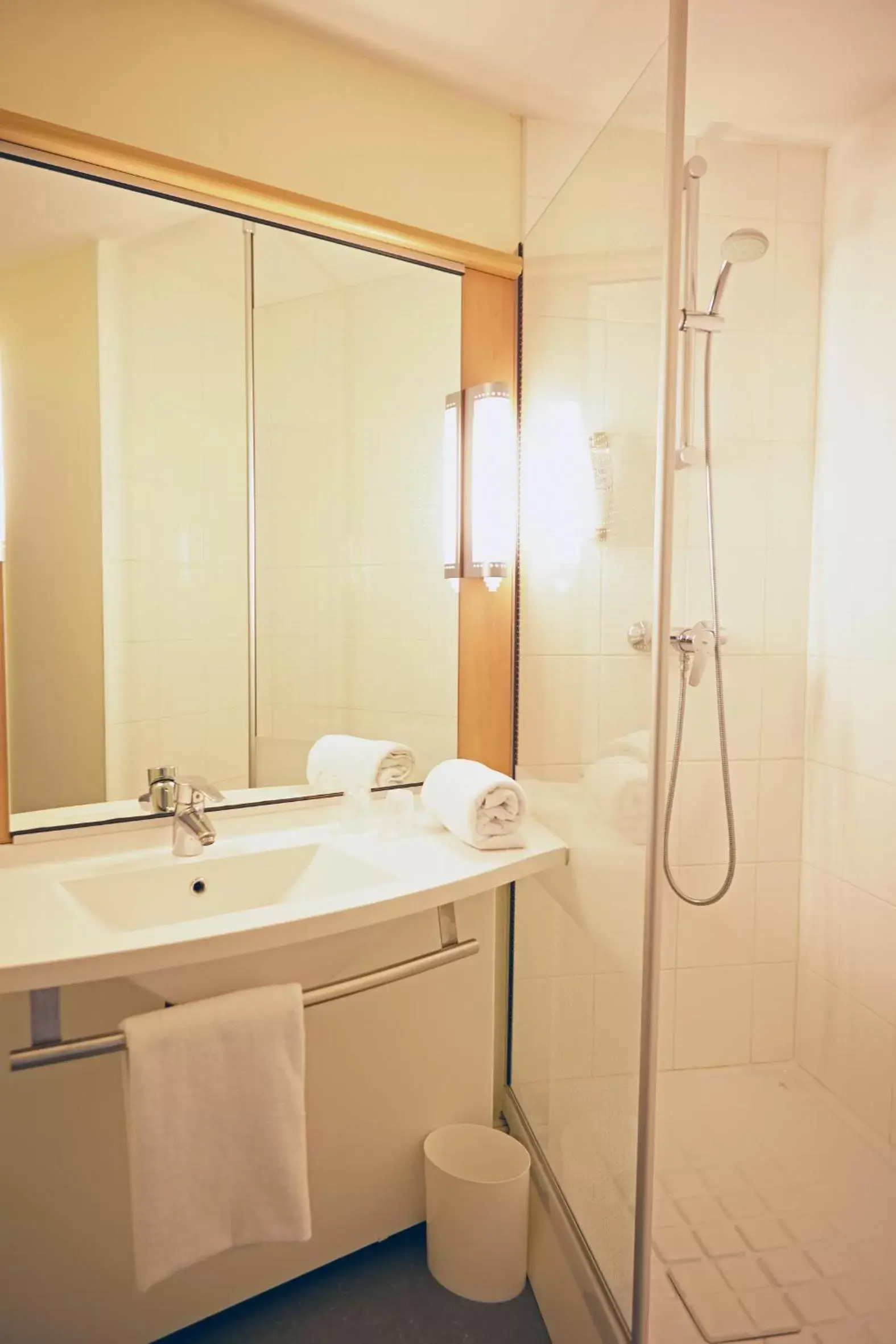 Bathroom in Ibis Saint Étienne - La Terrasse Bathroom in Ibis Saint Étienne - La Terrasse