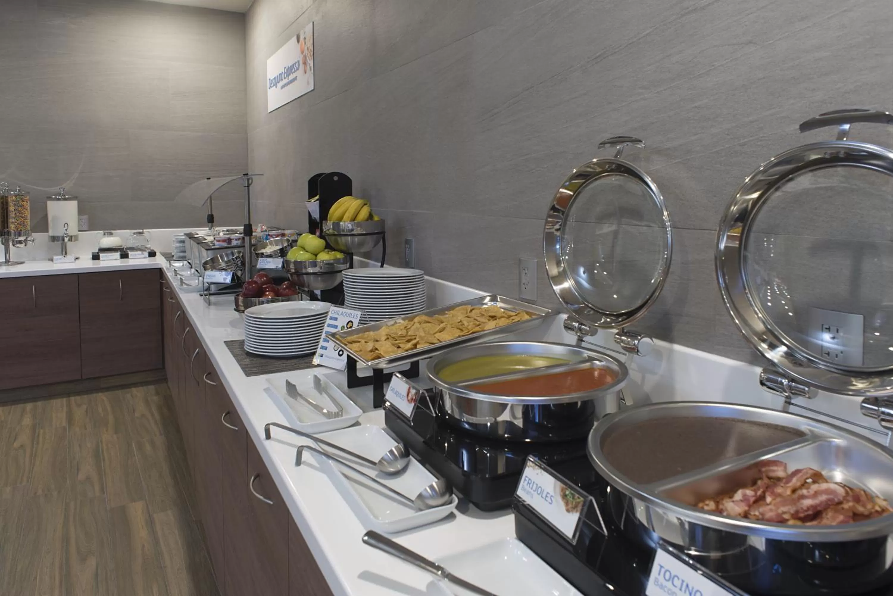 Restaurant/places to eat in Holiday Inn Express Mexico- Toreo by IHG