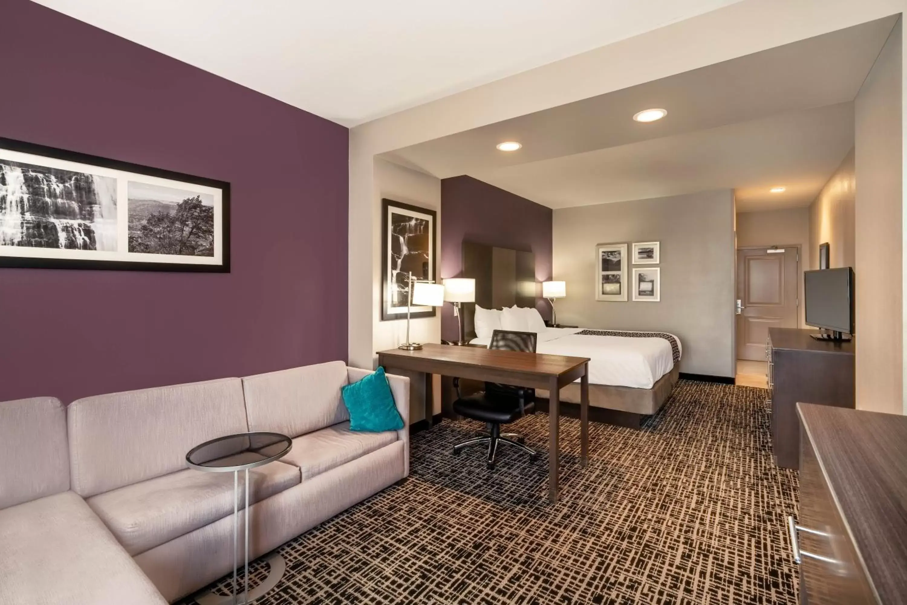 Living room, Seating Area in La Quinta by Wyndham Chattanooga - Lookout Mtn