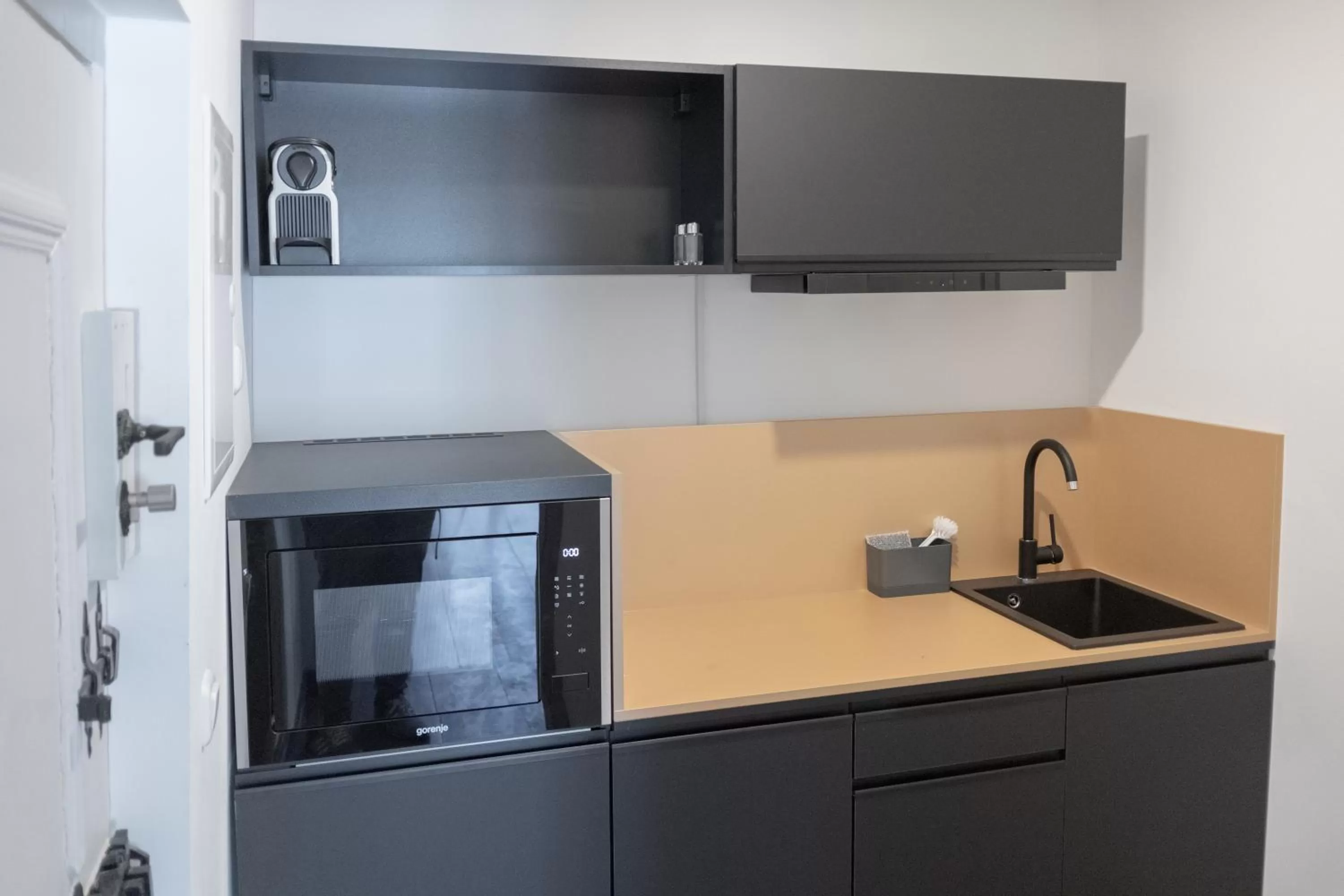 Kitchen or kitchenette in ANA Living Augsburg City Center by Arthotel ANA - Self-Service-Hotel